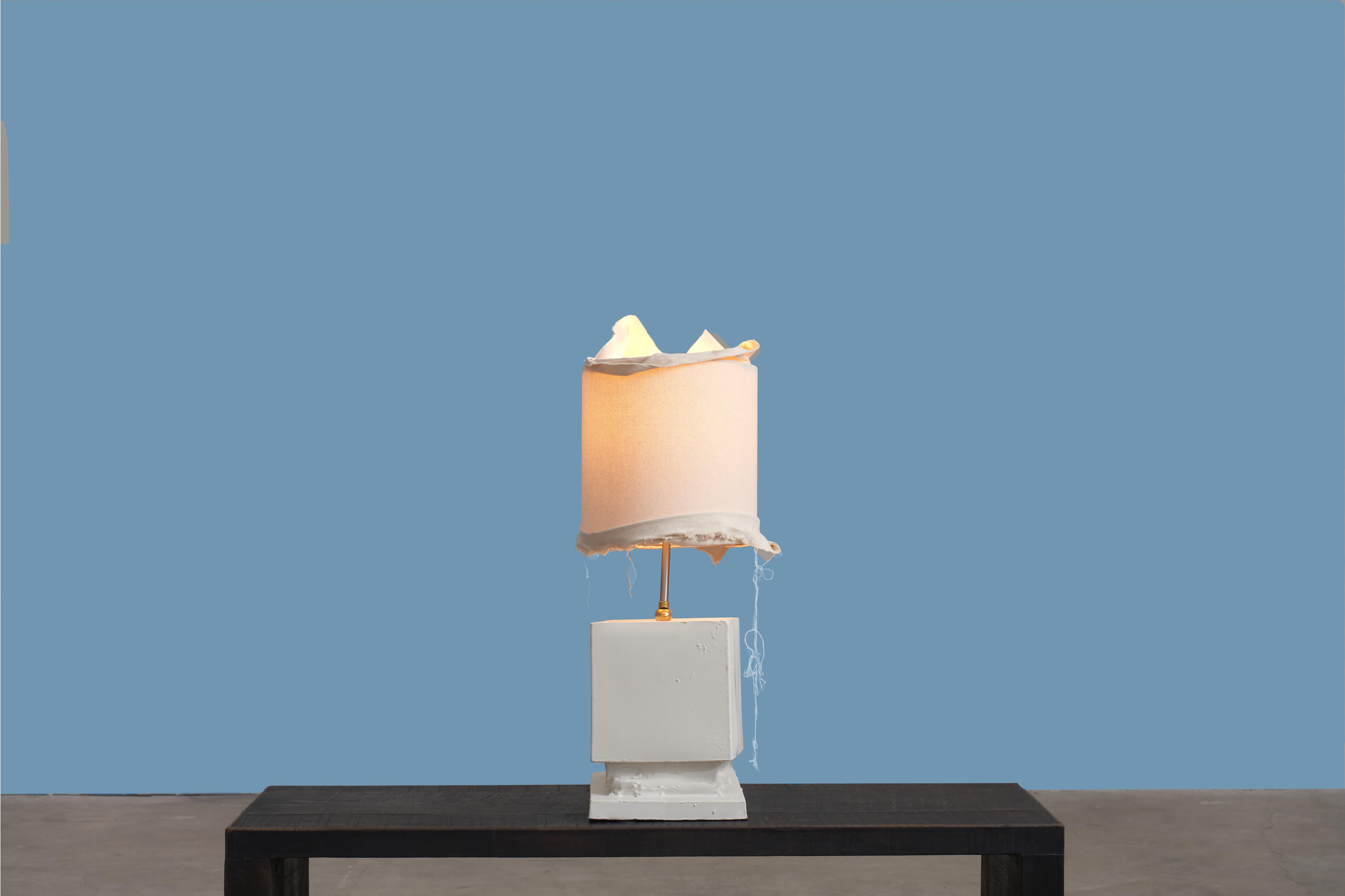 Lampada da tavolo rotonda in ceramica, paralume in tela naturale a triangolo bianco. Prodotto in Italia. in vendita 6