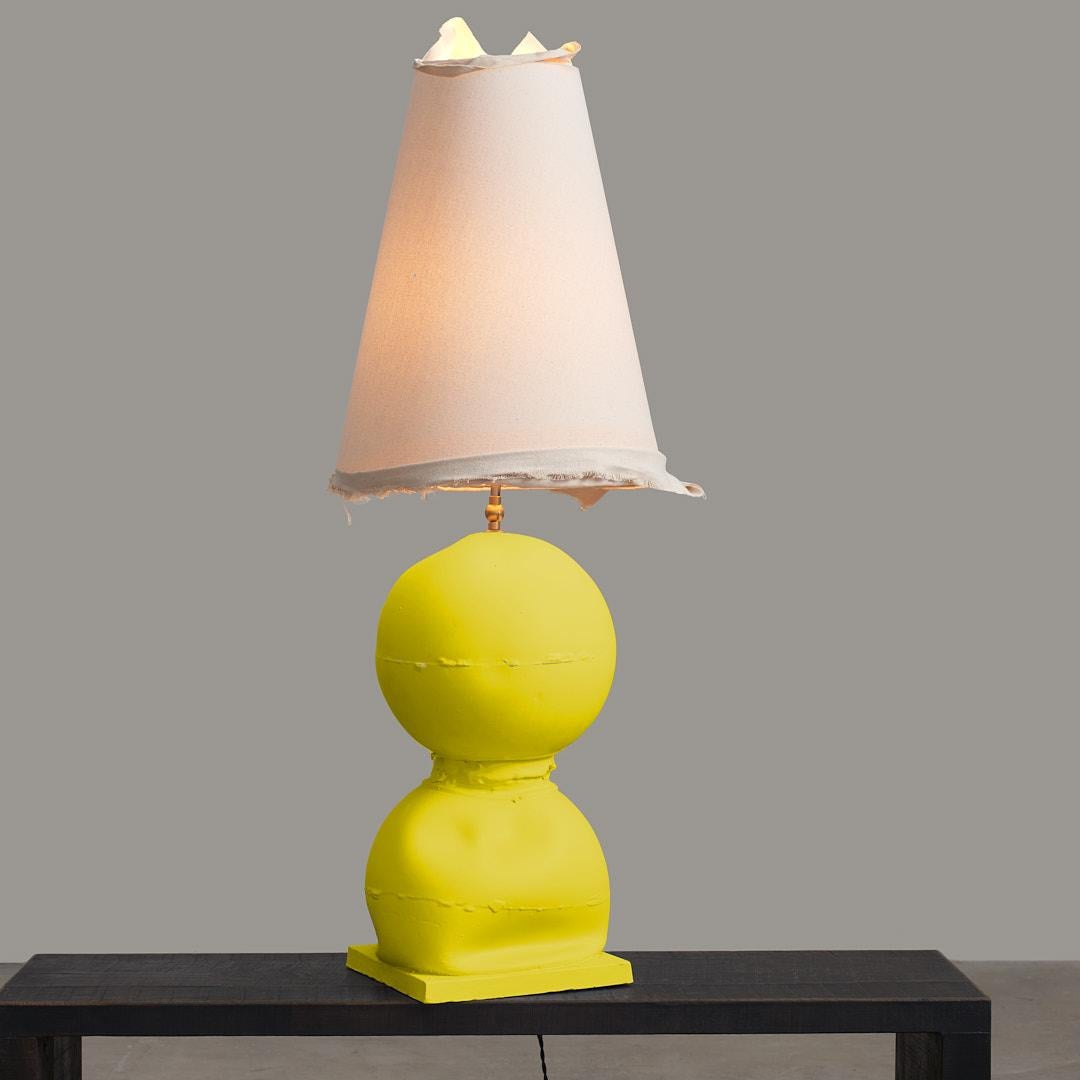 Lampada da tavolo rotonda in ceramica, paralume in tela naturale a triangolo bianco. Prodotto in Italia. in vendita 9