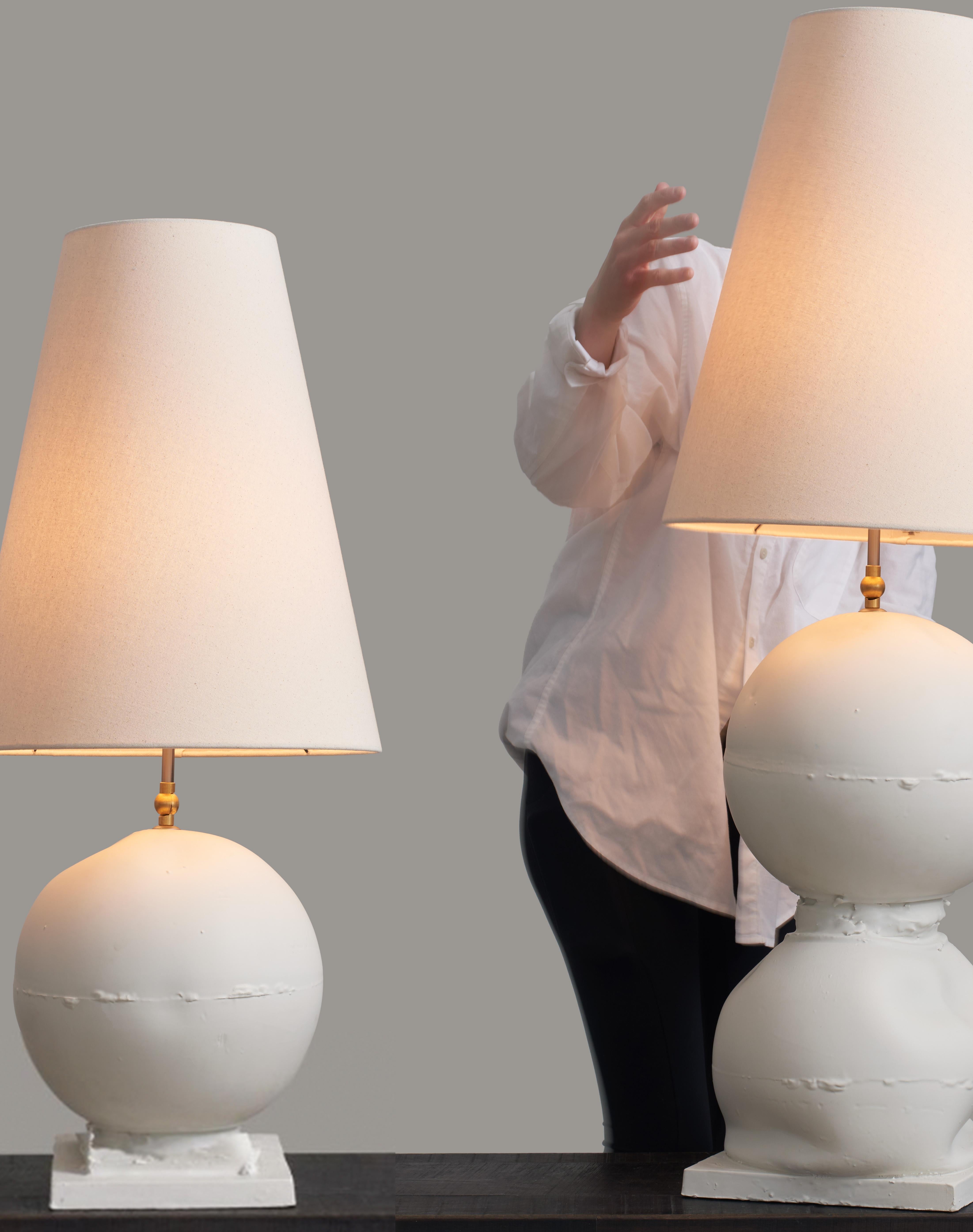 Lampada da tavolo rotonda in ceramica, paralume in tela naturale a triangolo bianco. Prodotto in Italia. In condizioni Nuovo in vendita a New York, NY