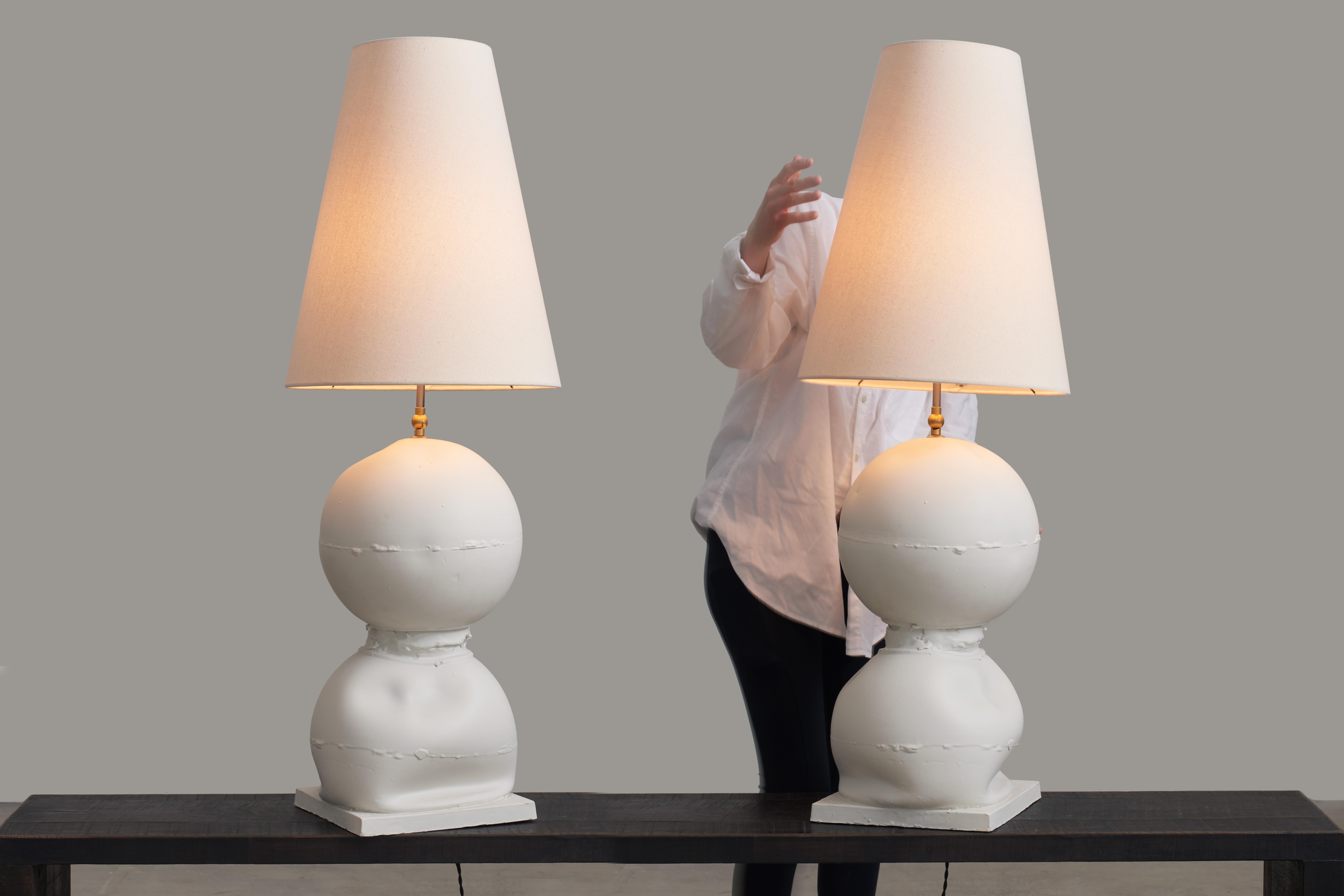 XXI secolo e contemporaneo Lampada da tavolo rotonda in ceramica, paralume in tela naturale a triangolo bianco. Prodotto in Italia. in vendita