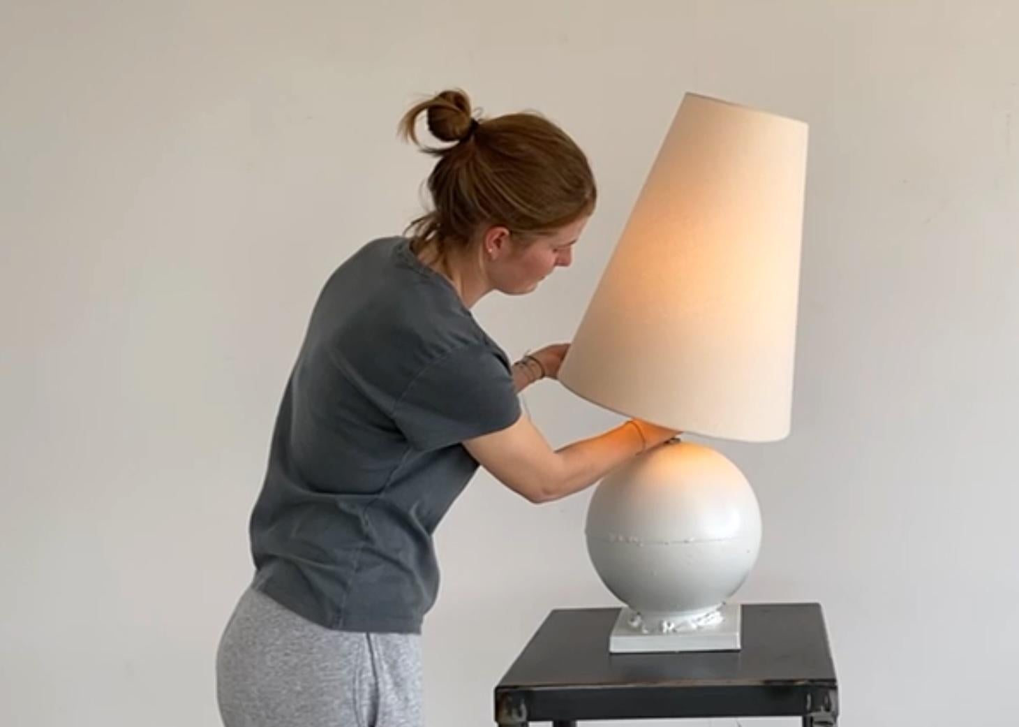 Moderno Lampada da tavolo rotonda in ceramica, paralume in tela naturale a triangolo bianco. Prodotto in Italia. in vendita