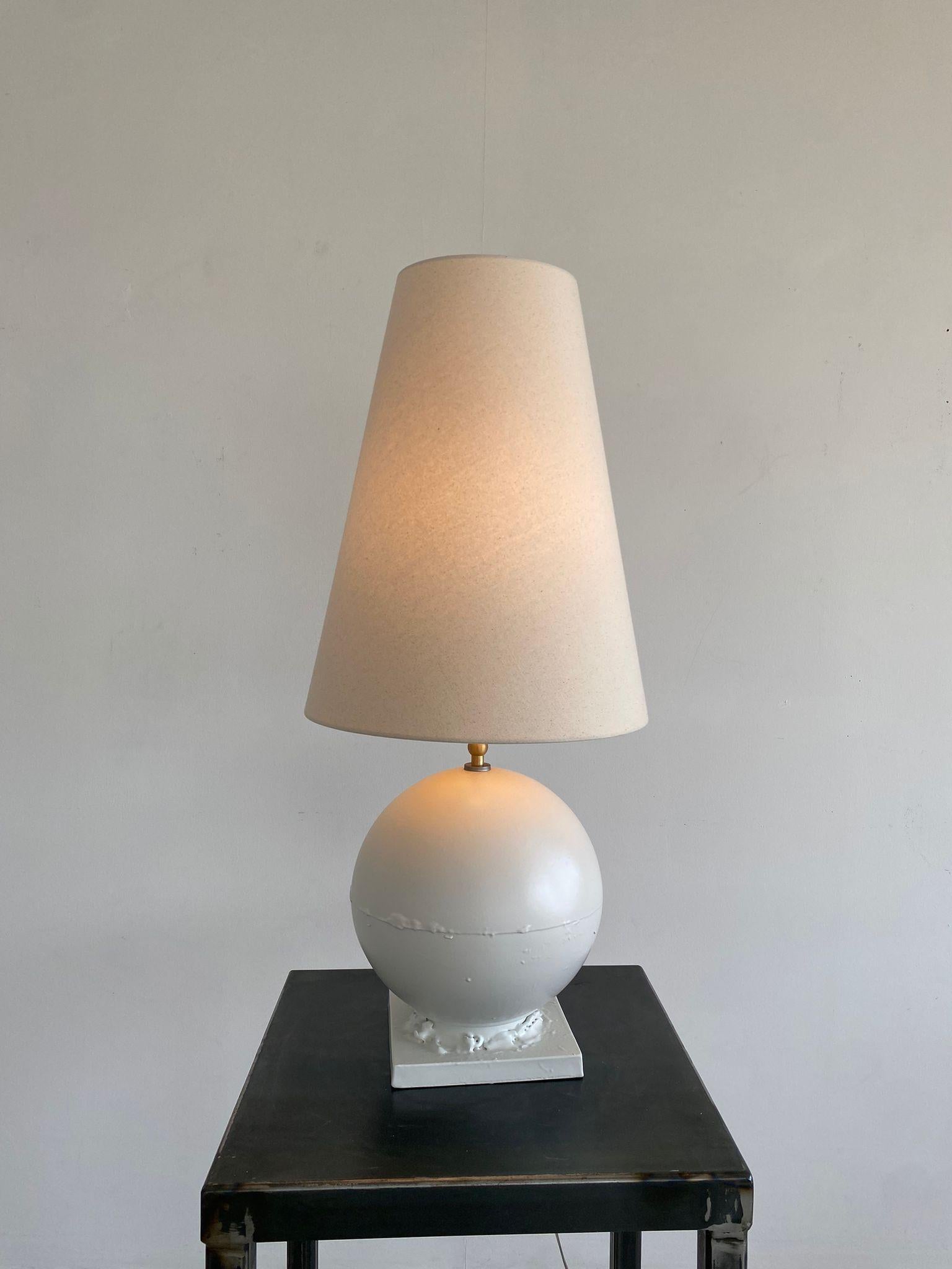 Italiano Lampada da tavolo rotonda in ceramica, paralume in tela naturale a triangolo bianco. Prodotto in Italia. in vendita