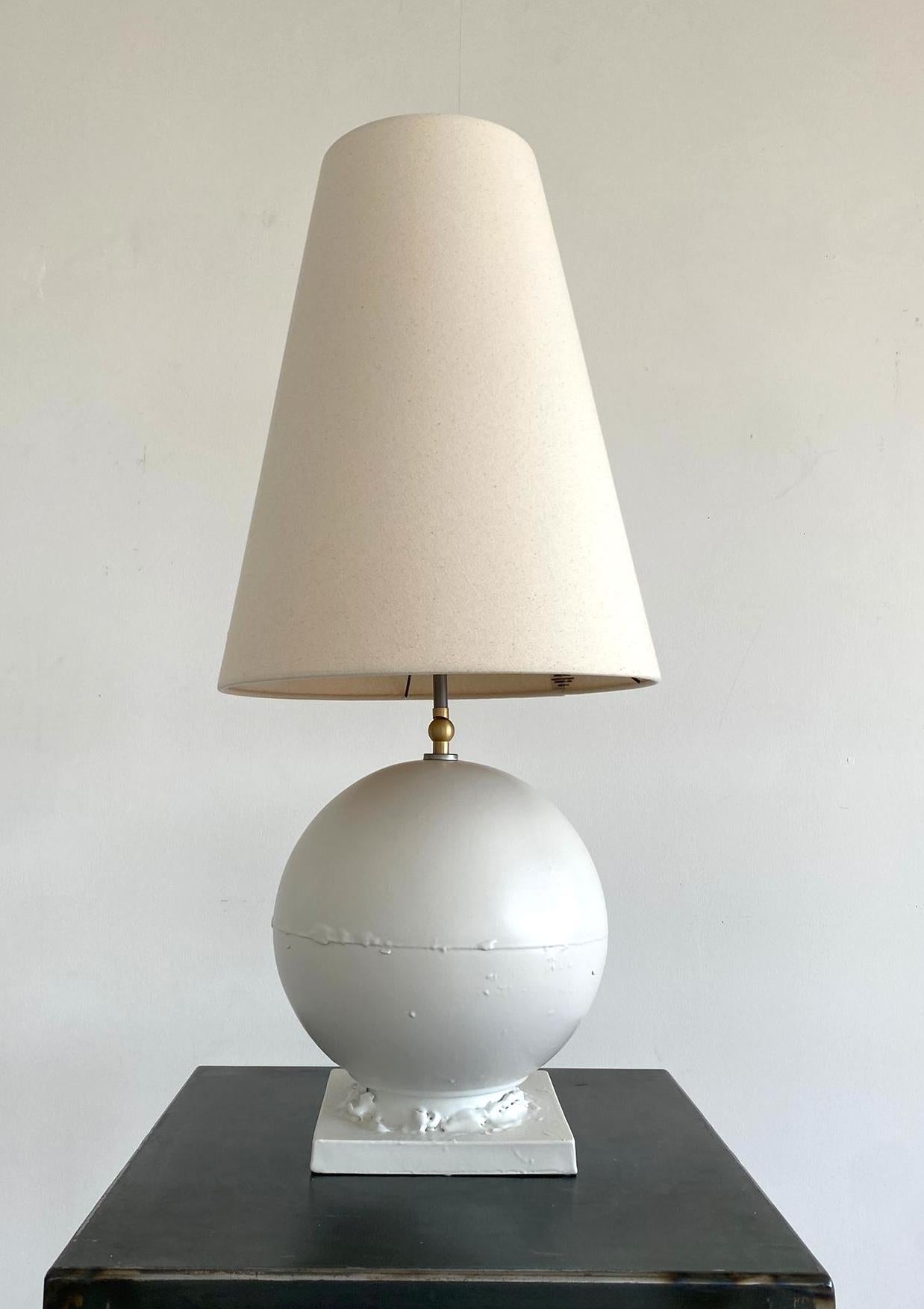 Intagliato a mano Lampada da tavolo rotonda in ceramica, paralume in tela naturale a triangolo bianco. Prodotto in Italia. in vendita