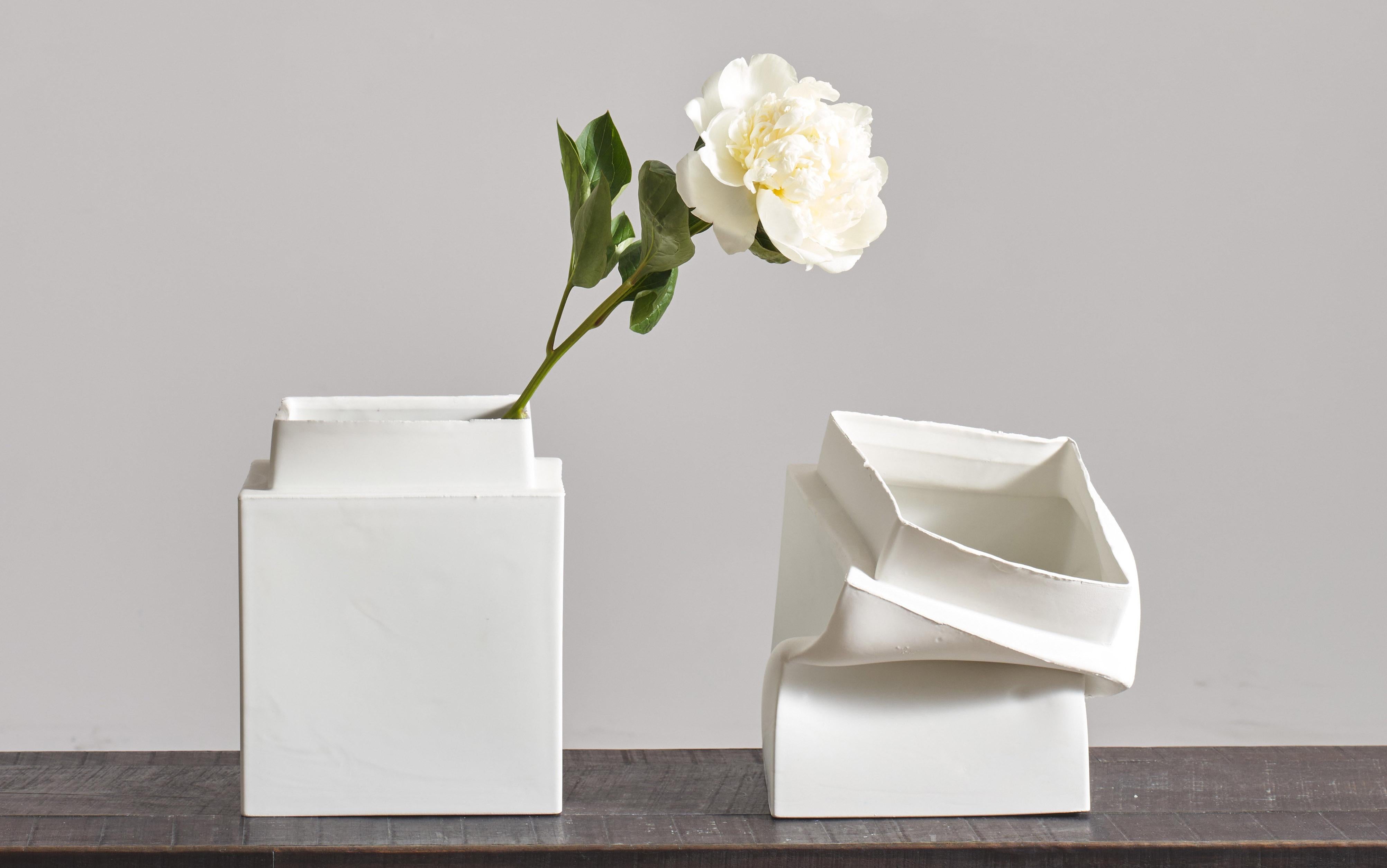 Lampada da tavolo rotonda in ceramica, paralume in tela naturale a triangolo bianco. Prodotto in Italia. in vendita 4