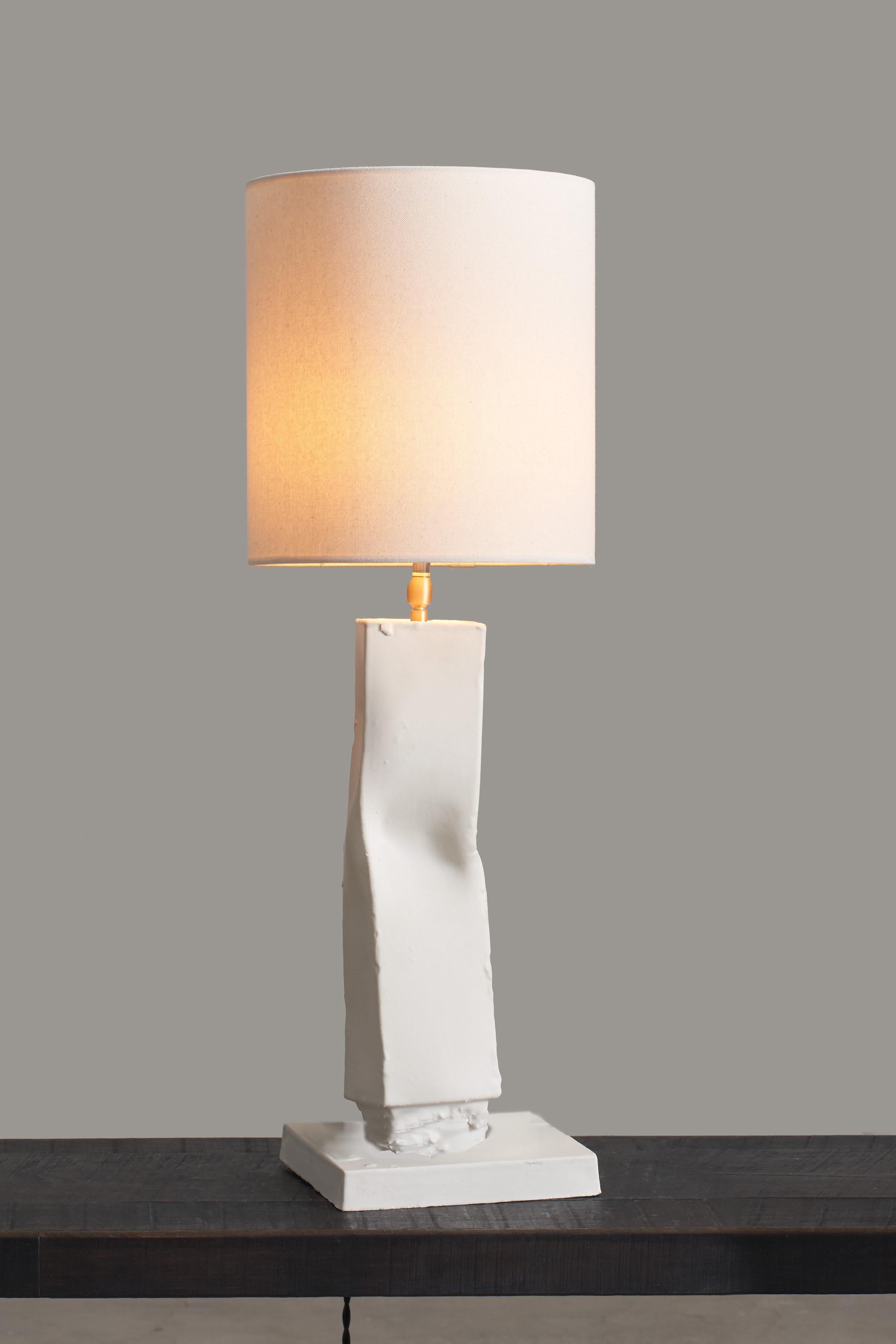 Lampada da tavolo rotonda in ceramica, paralume in tela naturale a triangolo bianco. Prodotto in Italia. in vendita 5