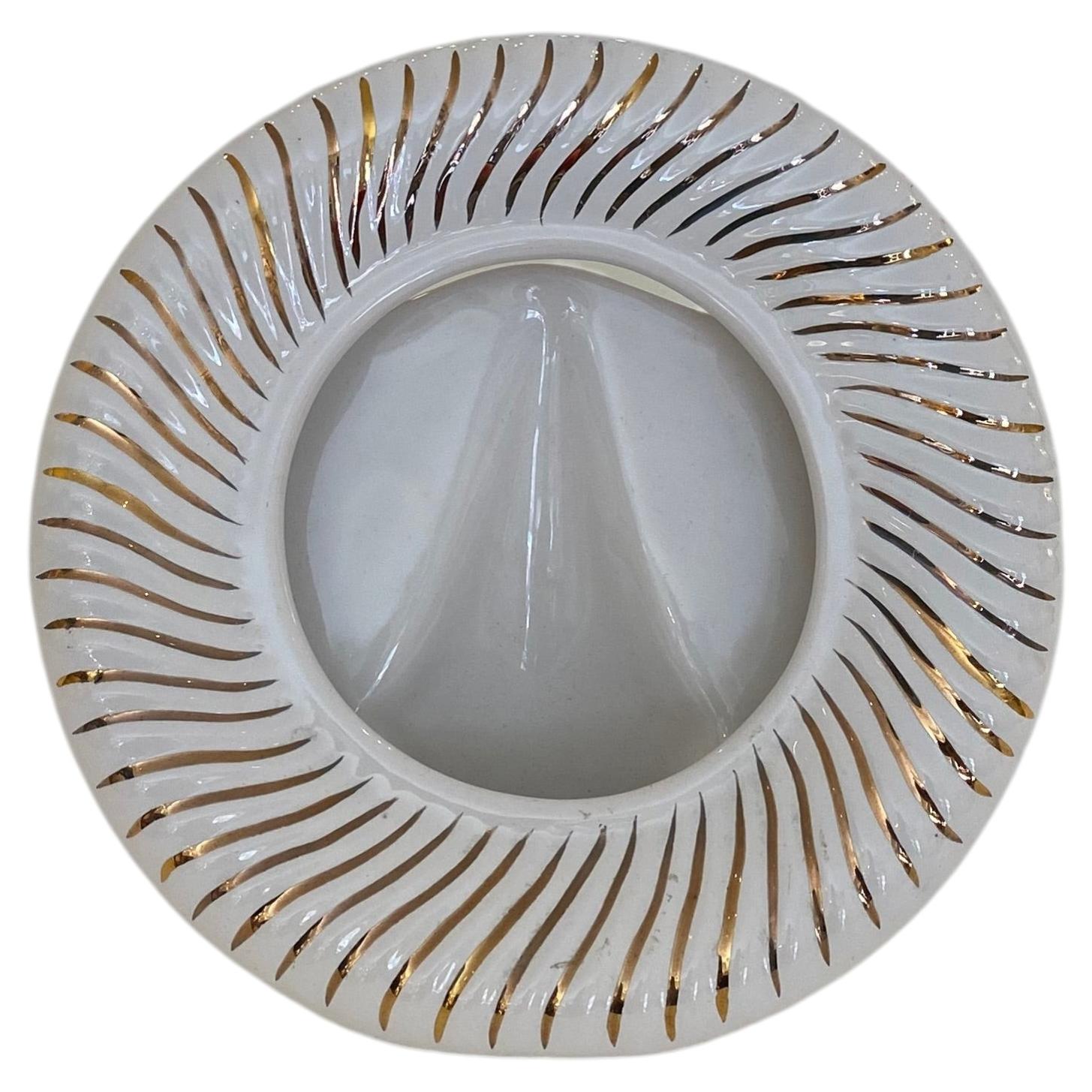 Cornice da tavolo rotonda in ceramica, bianca con motivi a spirale dorati, stile Hollywood Regency, anni ’80 in vendita