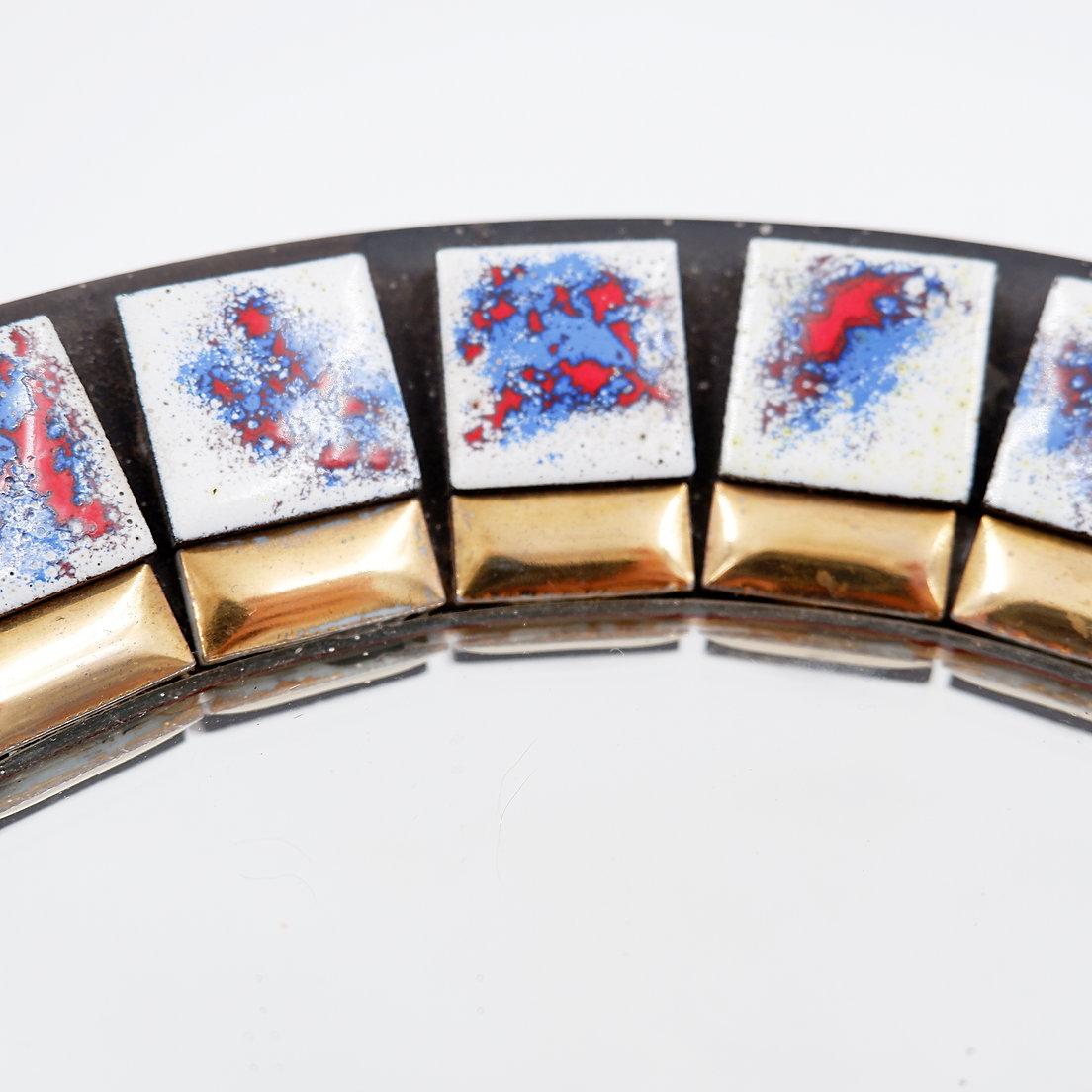 Miroir - Céramique - Décoration murale
Mesures : Ø 20cm D : 4,5cm 
Matériaux : Céramique - Miroir en verre