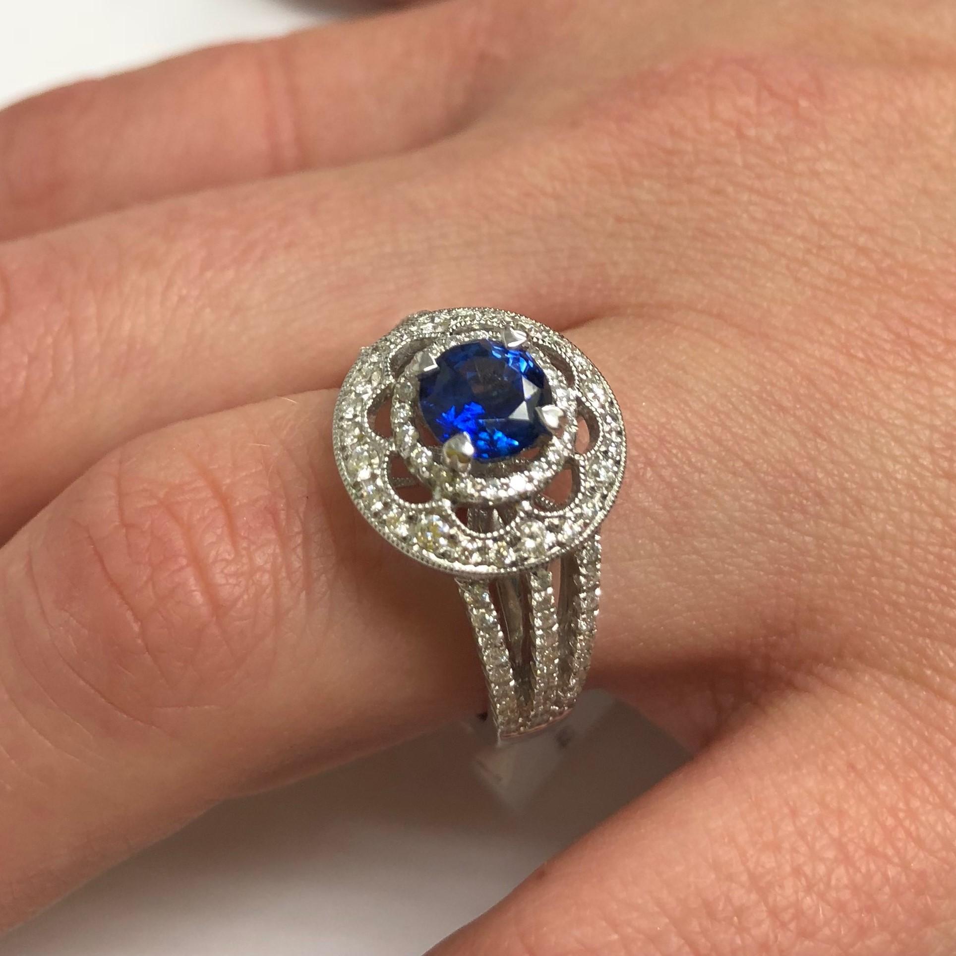 Round Ceylon Blue Sapphire Diamond 18 Karat Gold Solitaire Ring In New Condition For Sale In New York, NY