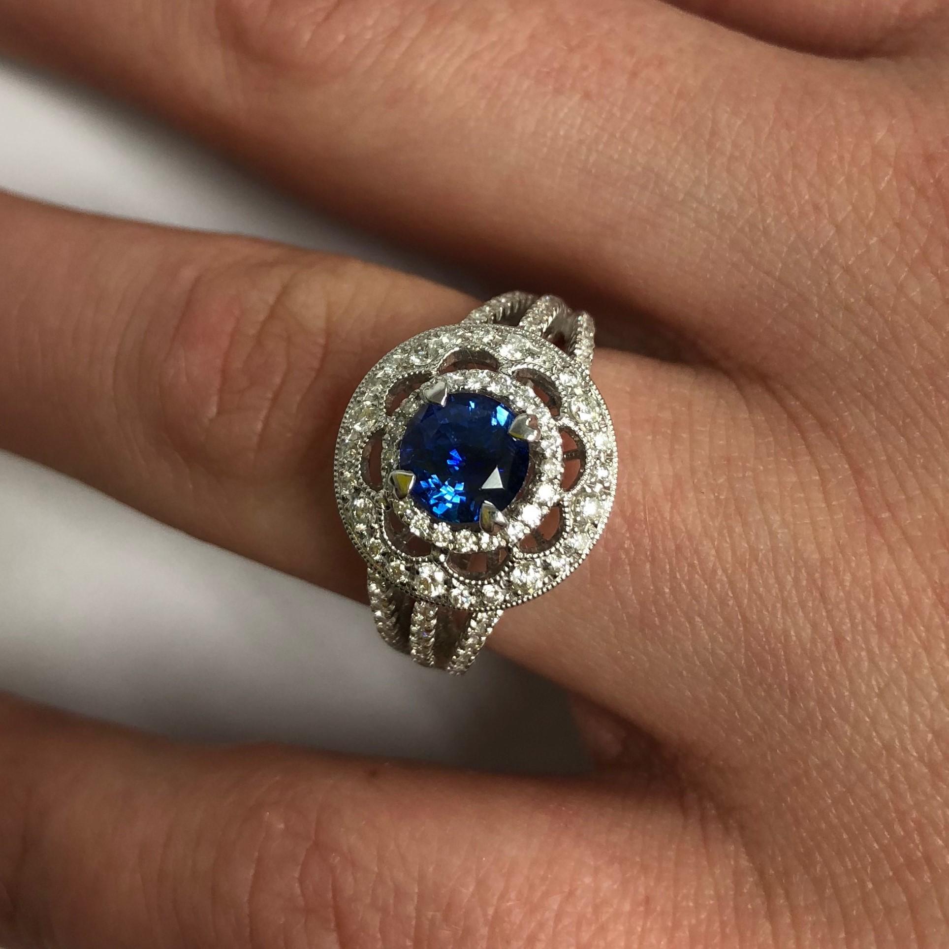 Women's or Men's Round Ceylon Blue Sapphire Diamond 18 Karat Gold Solitaire Ring For Sale
