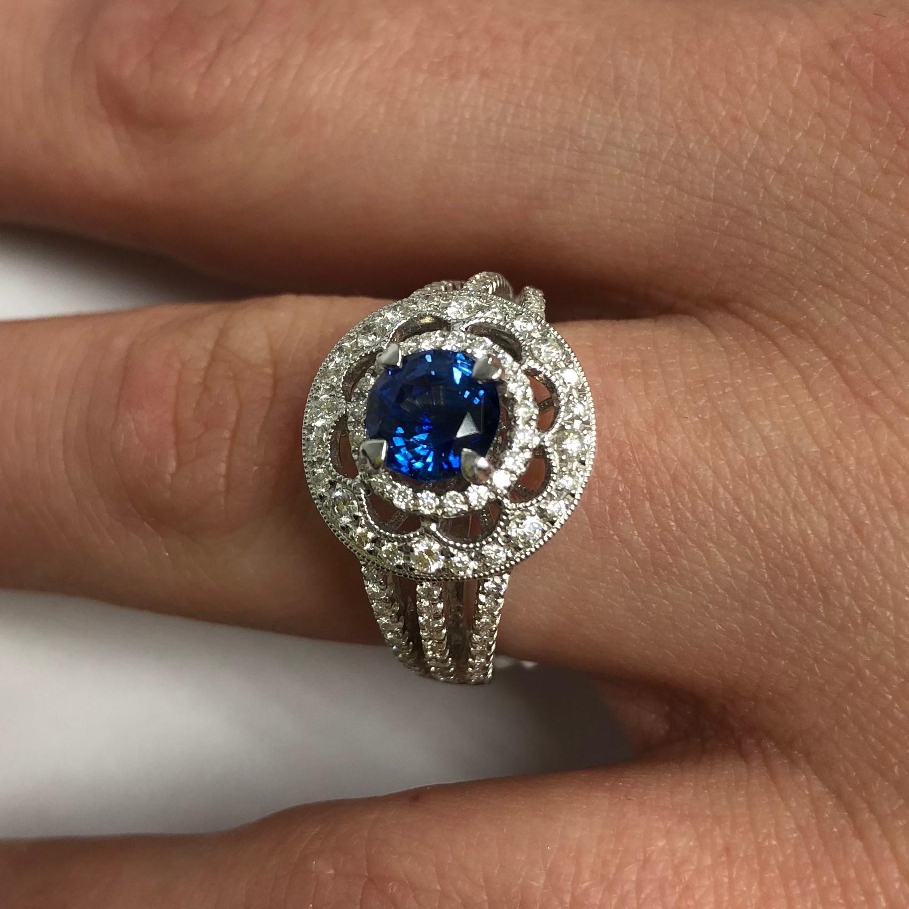 Round Ceylon Blue Sapphire Diamond 18 Karat Gold Solitaire Ring For Sale 1