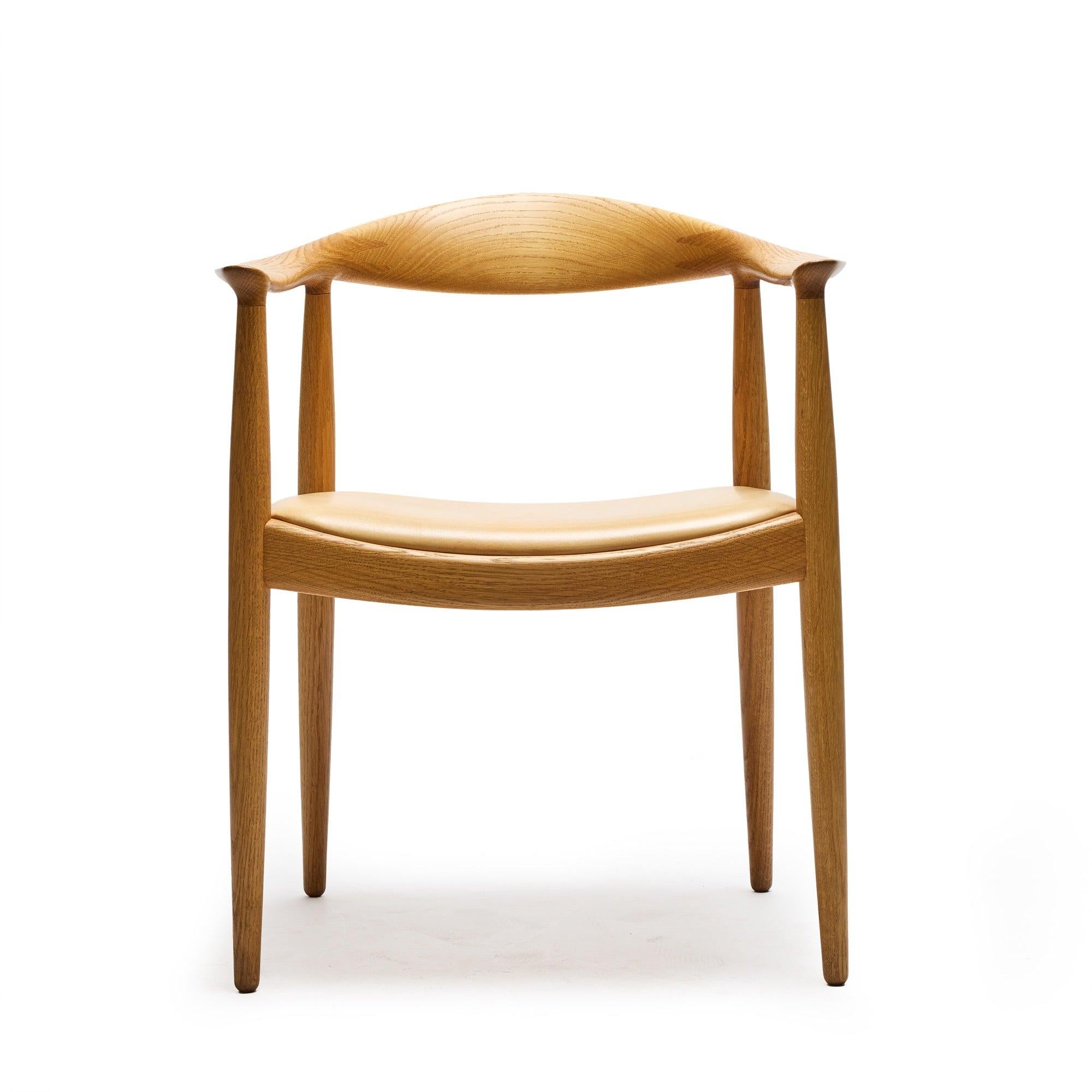 Hans Wegner Runder Stuhl mit Sitz aus Naturleder.