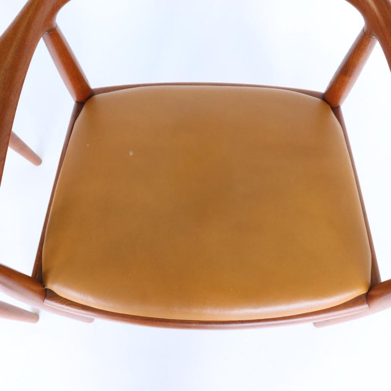 Round Chairs by Hans J. Wegner with Leather Seats For Sale at 1stDibs