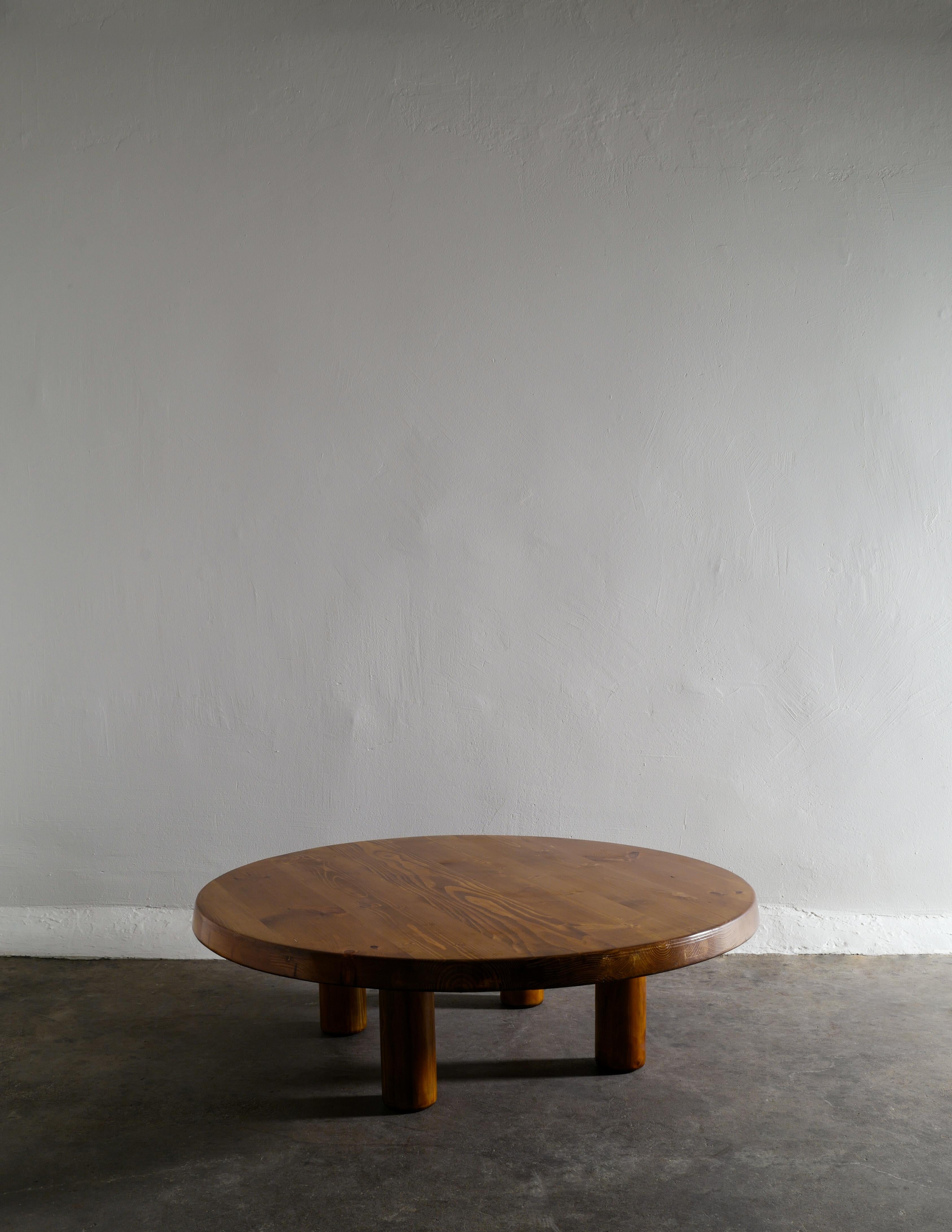 Rare round coffee sofa table in solid stained pine attributed to Charlotte Perriand. Produced in France during the late 1960s. In good vintage condition with some signs from age and use. 

Dimensions: Height 32 cm diameter: 105 cm.