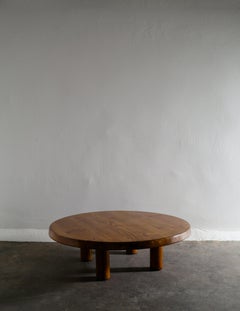 Table basse française en pin attribuée à Charlotte Perriand produite en France dans les années 1960