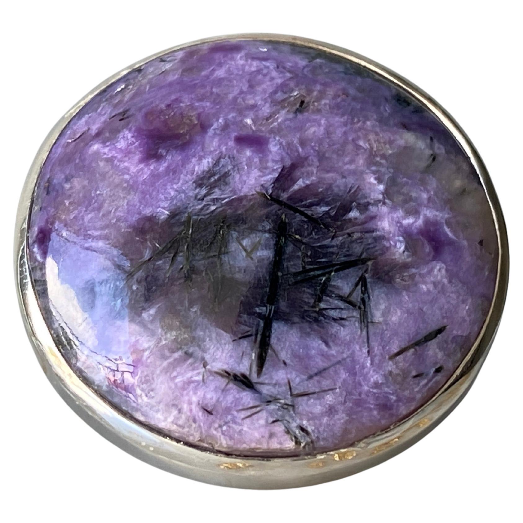 Anello rotondo in argento con charoite in vendita