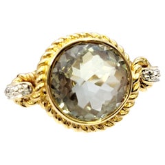 Anello con prasiolite verde rotonda tagliata a scacchiera e diamanti in oro giallo 14 carati