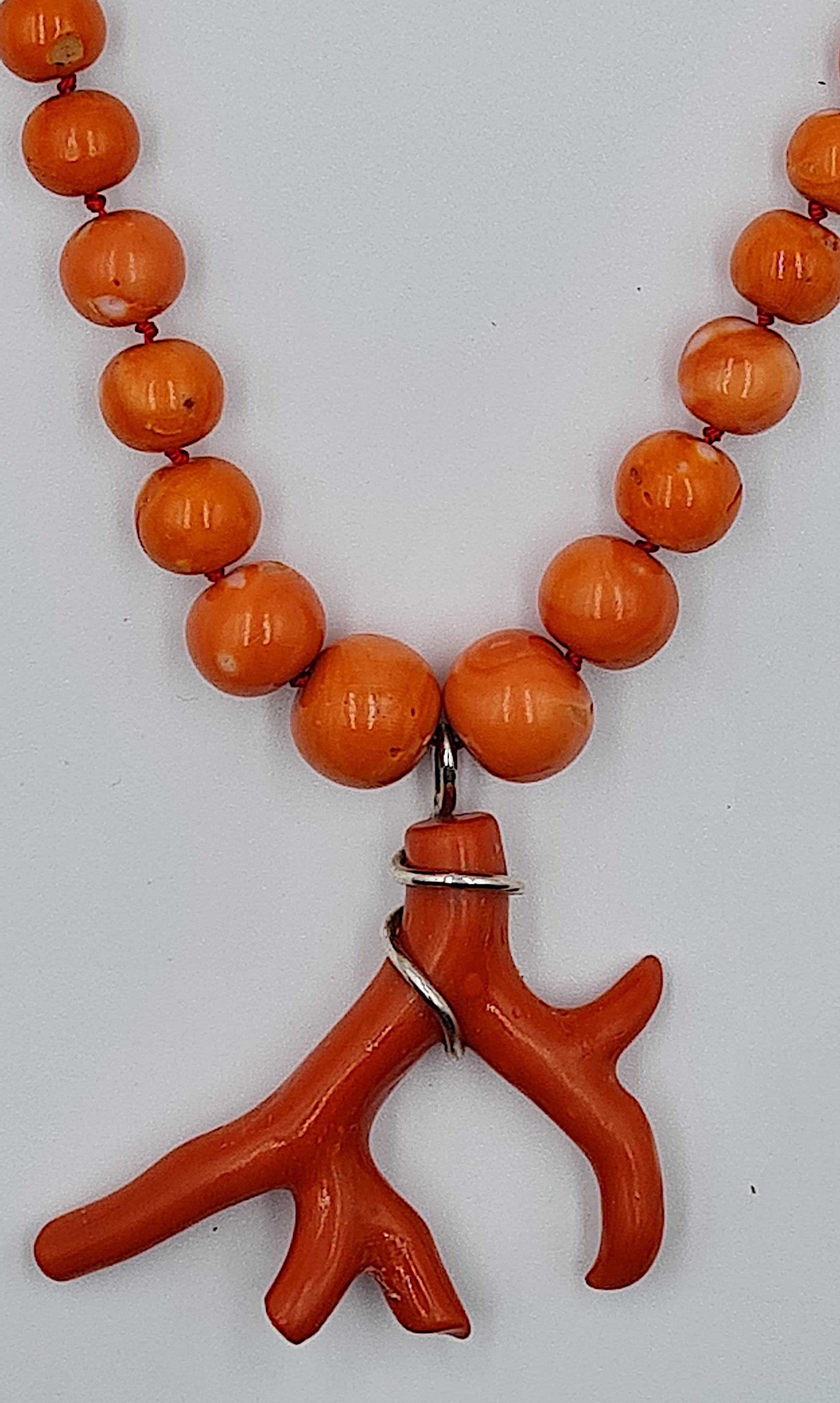 Round Cherry Coral Necklace, with Silver Clasp In Good Condition In Rome, IT