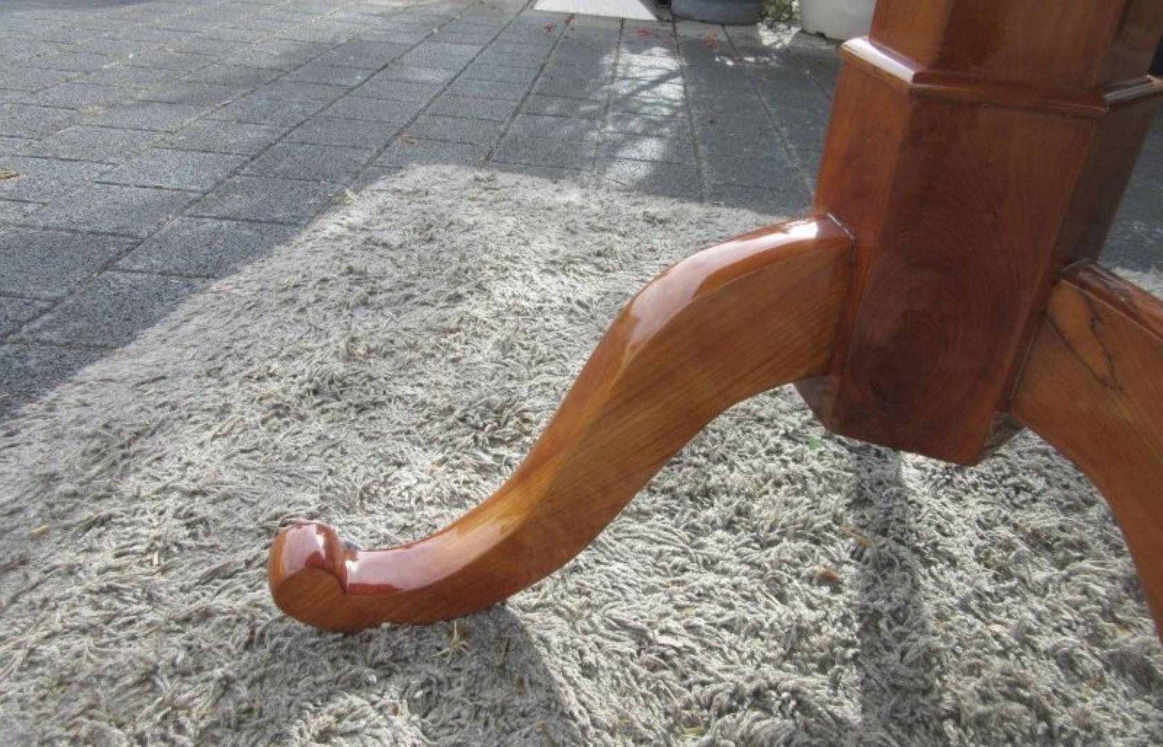 Round Cherrywood Table from the Biedermeier Era In Excellent Condition In Senden, NRW