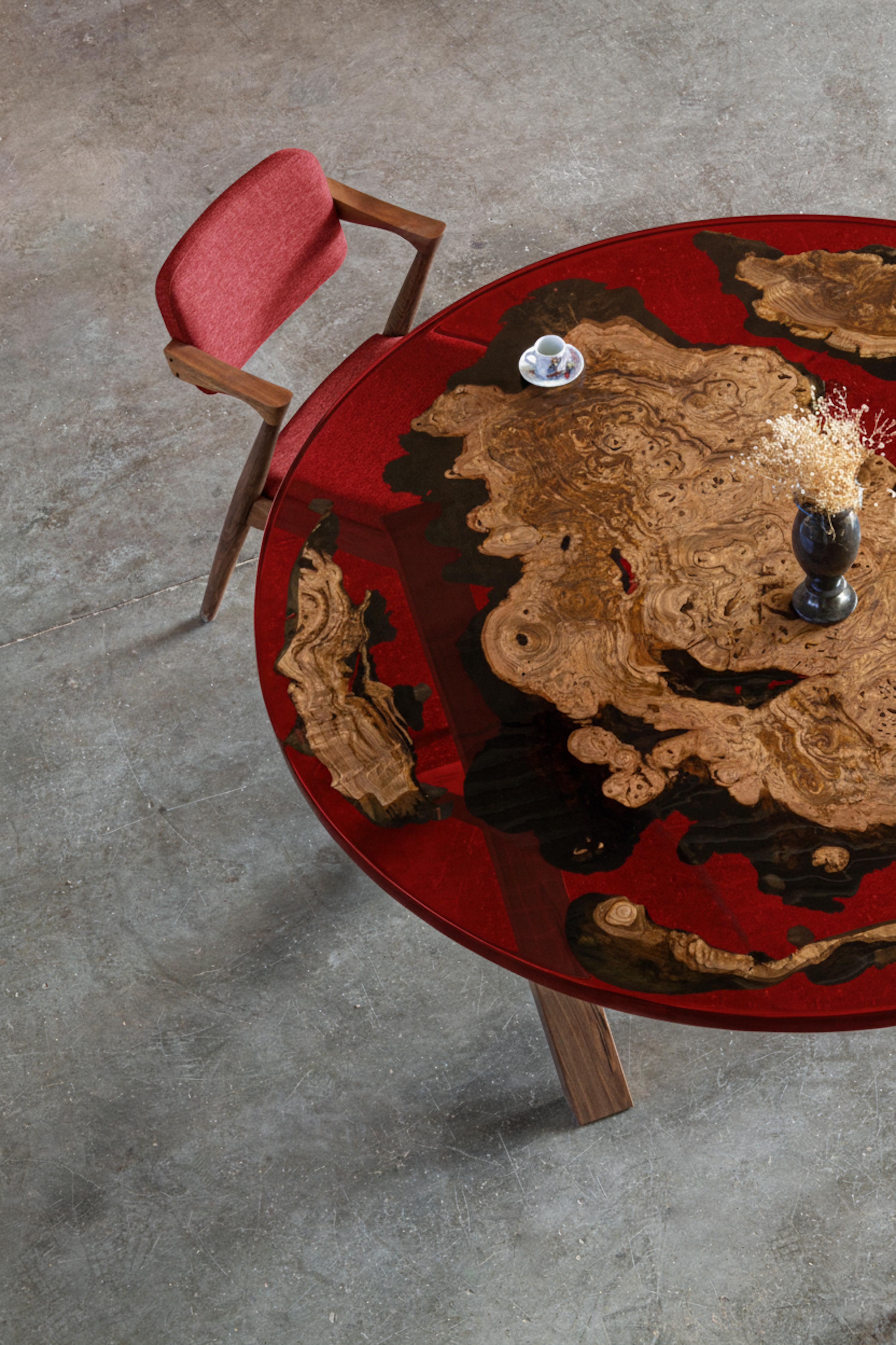 Turc Table de salle à manger ronde en bois de châtaignier avec résine époxy - Table en bois sur mesure en vente