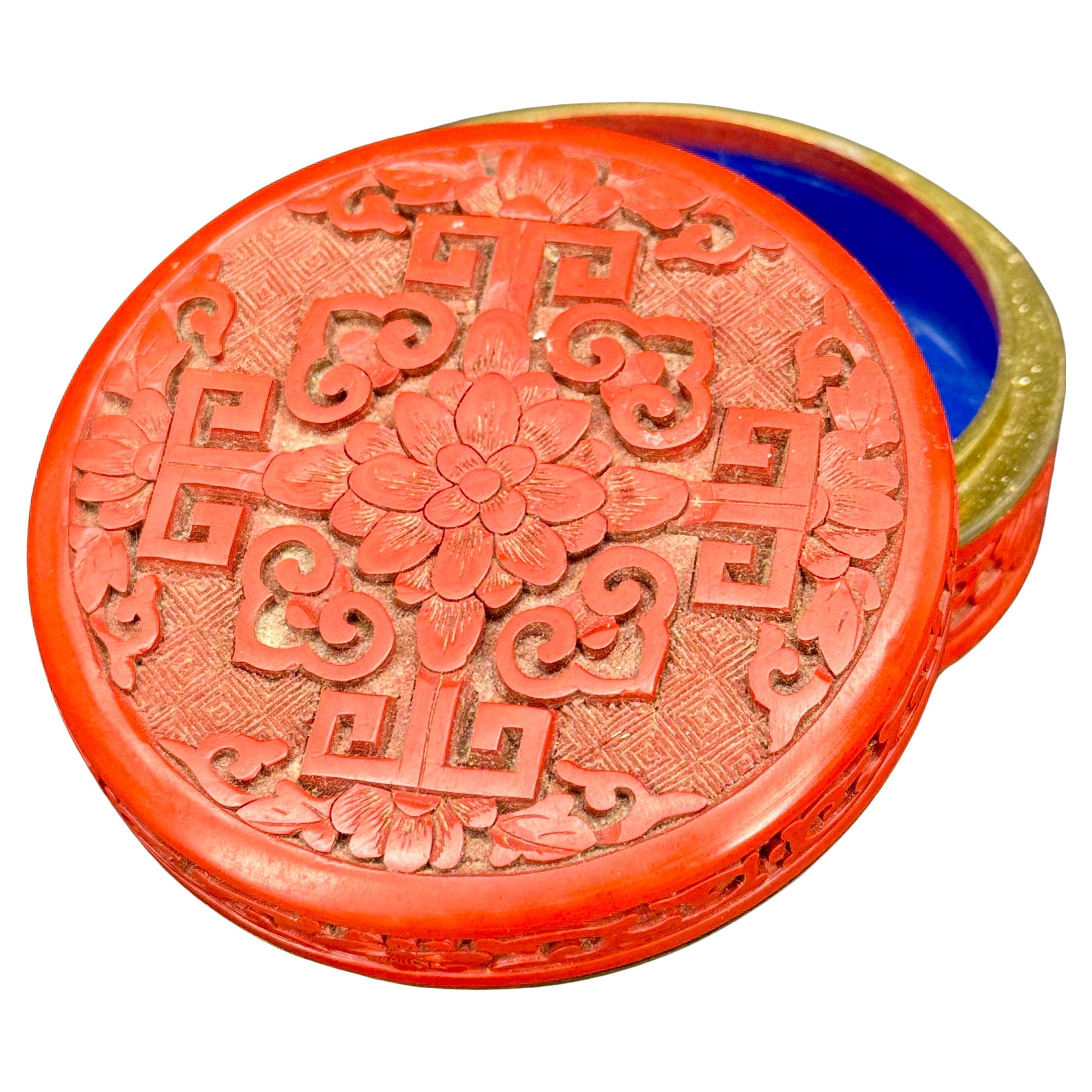 1960's  Caja china de laca roja tallada, herrajes de bronce e interior de esmalte azul.
Marcado con etiqueta de exportación china
