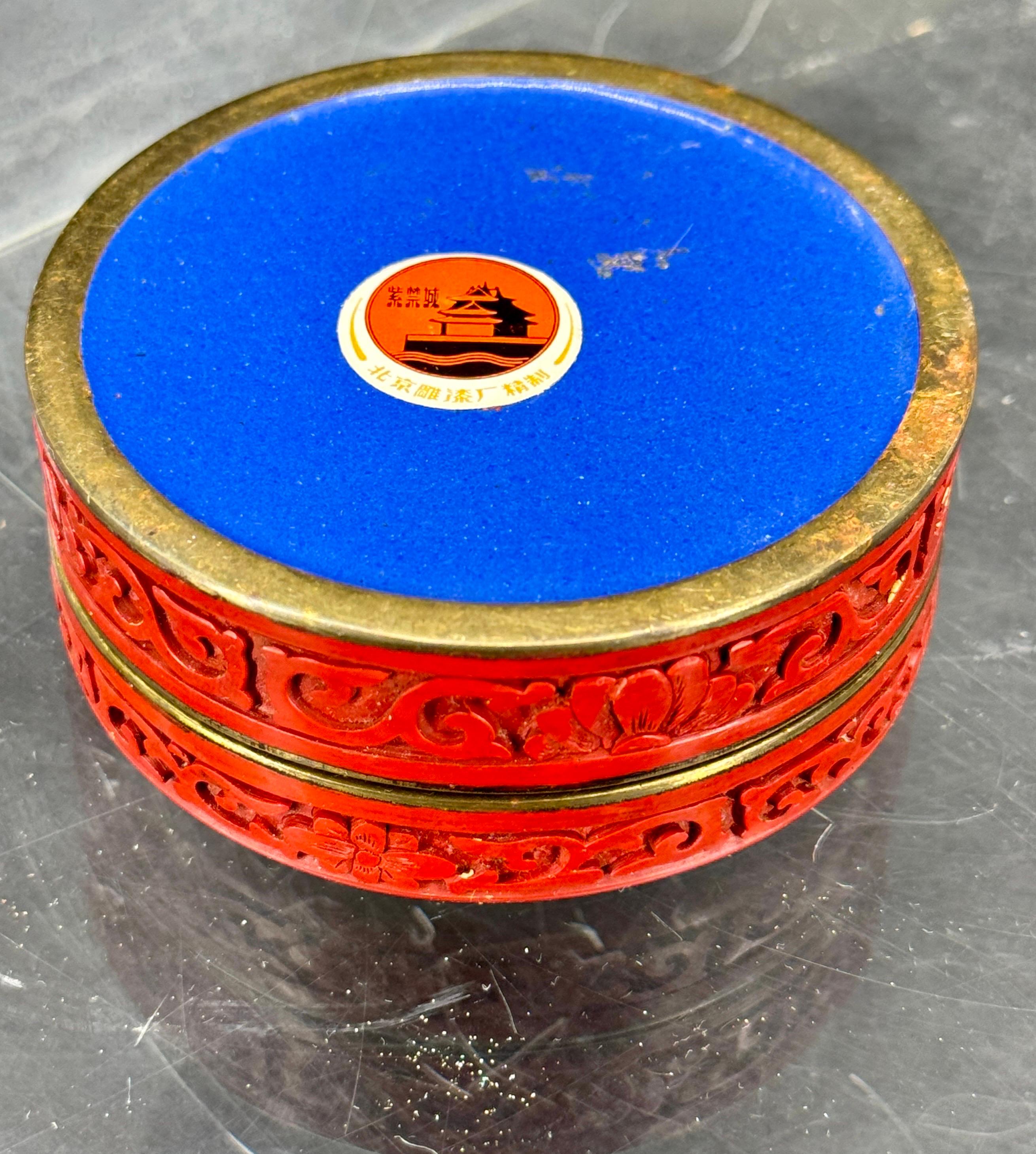 Caja china redonda de laca roja tallada Interior de esmalte azul siglo XX en venta