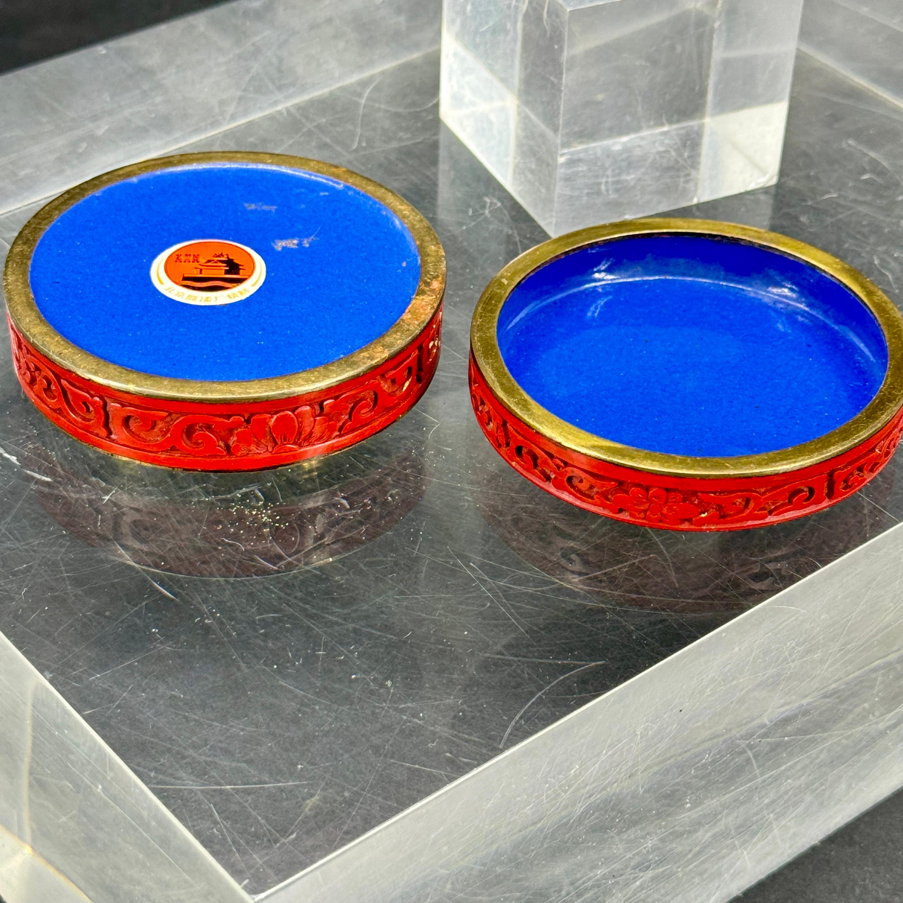 Caja china redonda de laca roja tallada Interior de esmalte azul Bronce en venta