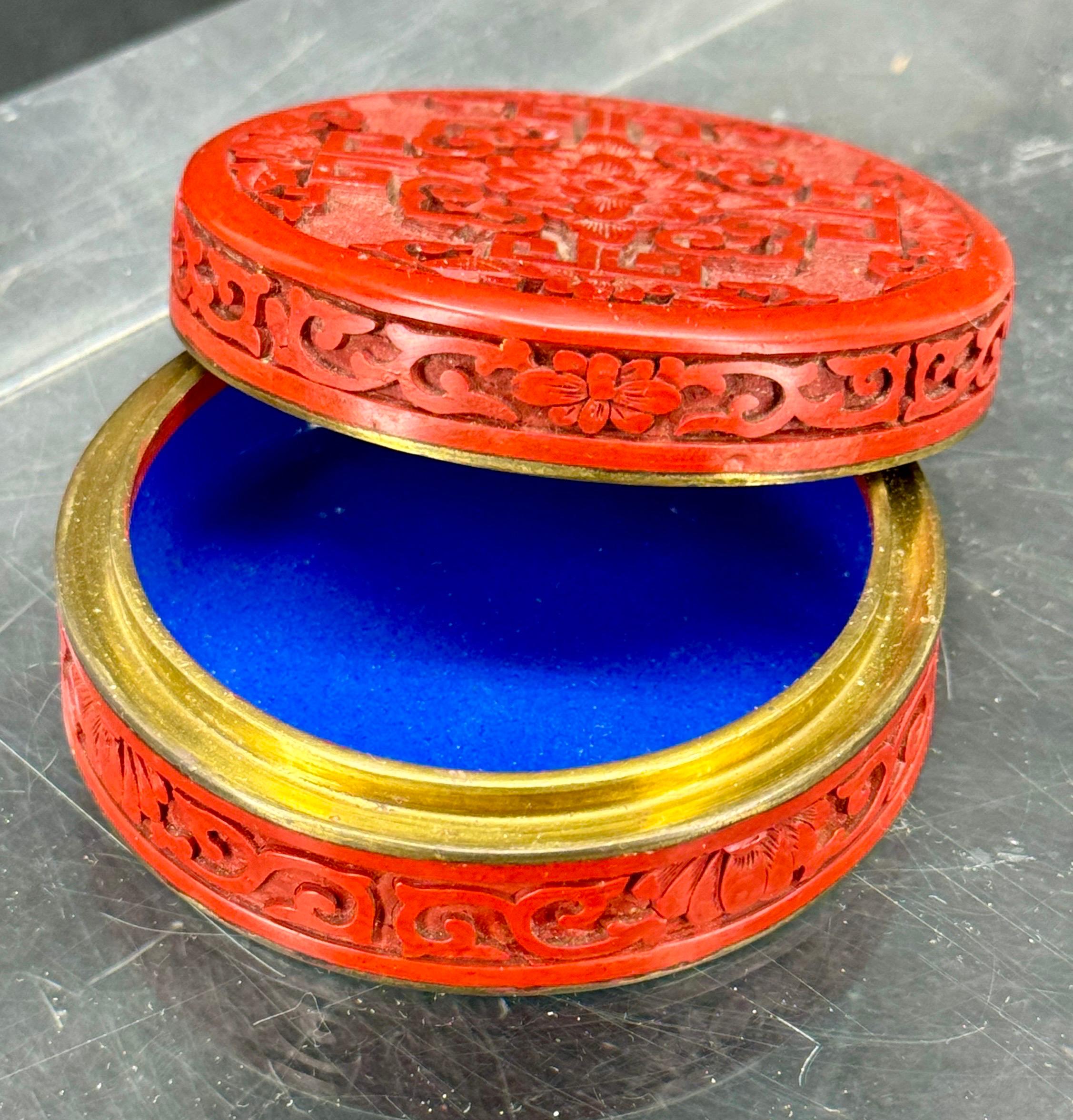 Caja china redonda de laca roja tallada Interior de esmalte azul en venta 1