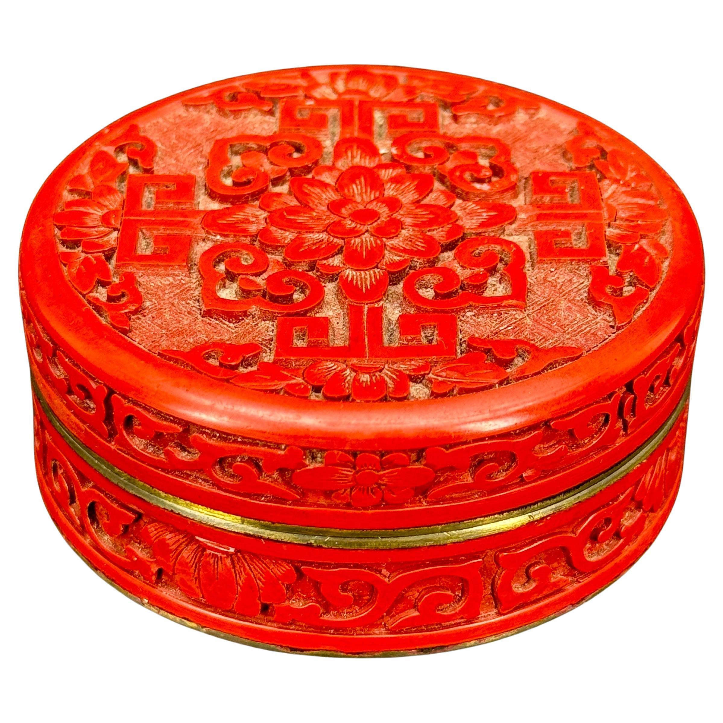 Caja china redonda de laca roja tallada Interior de esmalte azul