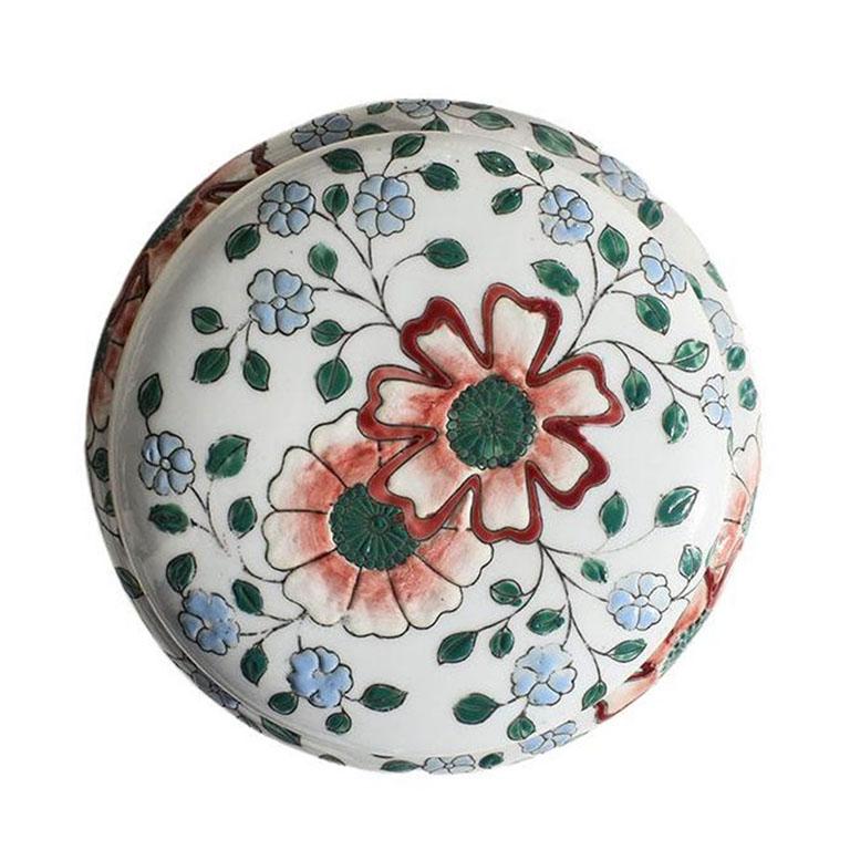 Round Chinoiserie Ceramic Floral Motif Box with Lid In Good Condition In Oklahoma City, OK