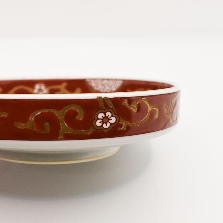 Japanese Round Chinoiserie Ceramic Red and Gold Hand Painted Imari Decorative Dish