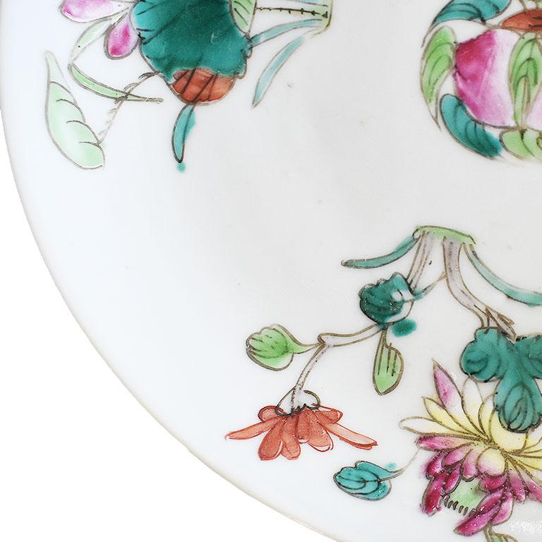 Chinois Plat à bijoux décoratif rond à motif floral rose et vert de style chinoiseries en vente