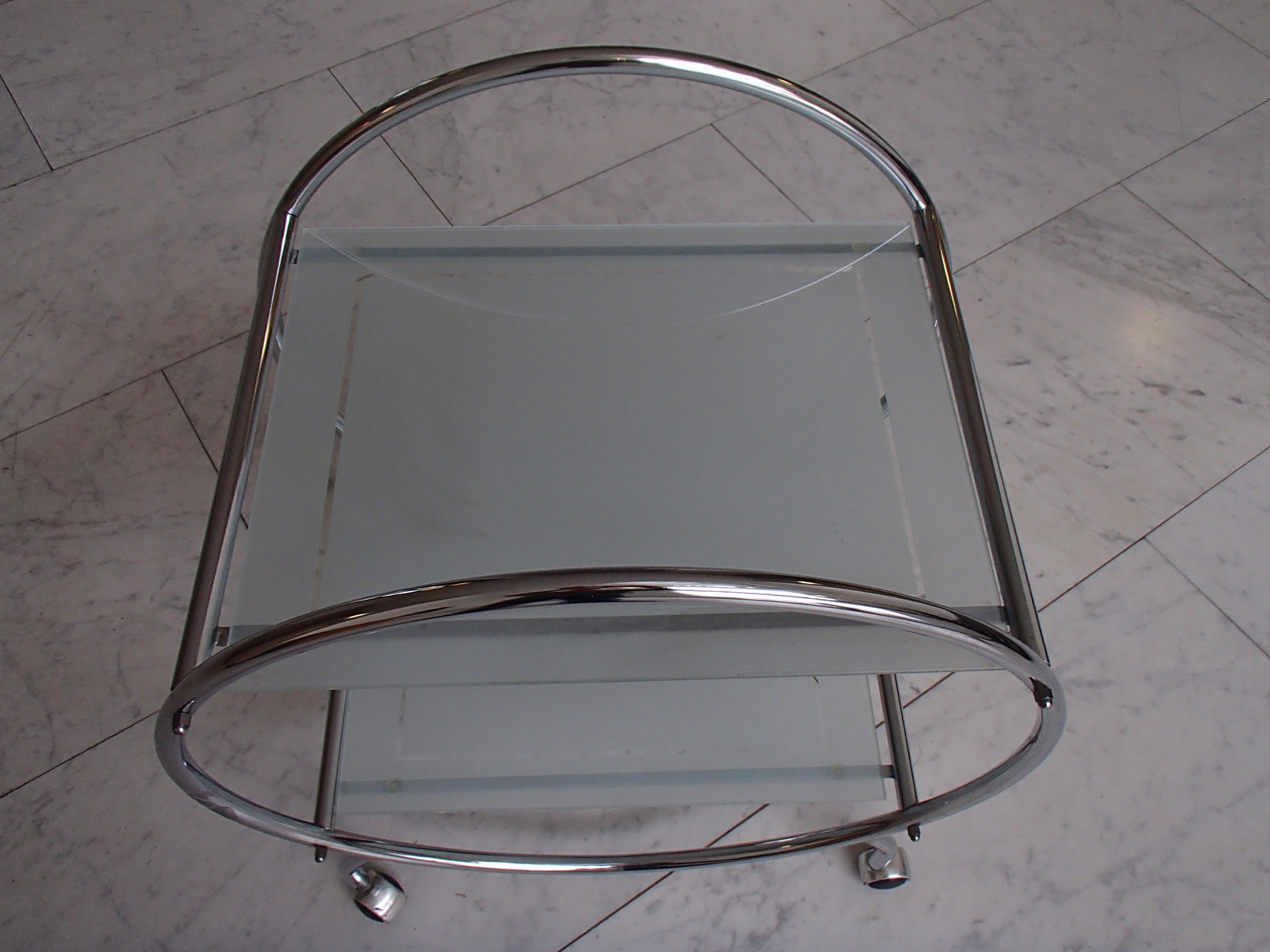 Round Chrome Art Deco Bar Cart Trolley with 2 Glass Shelves In Good Condition For Sale In Weiningen, CH
