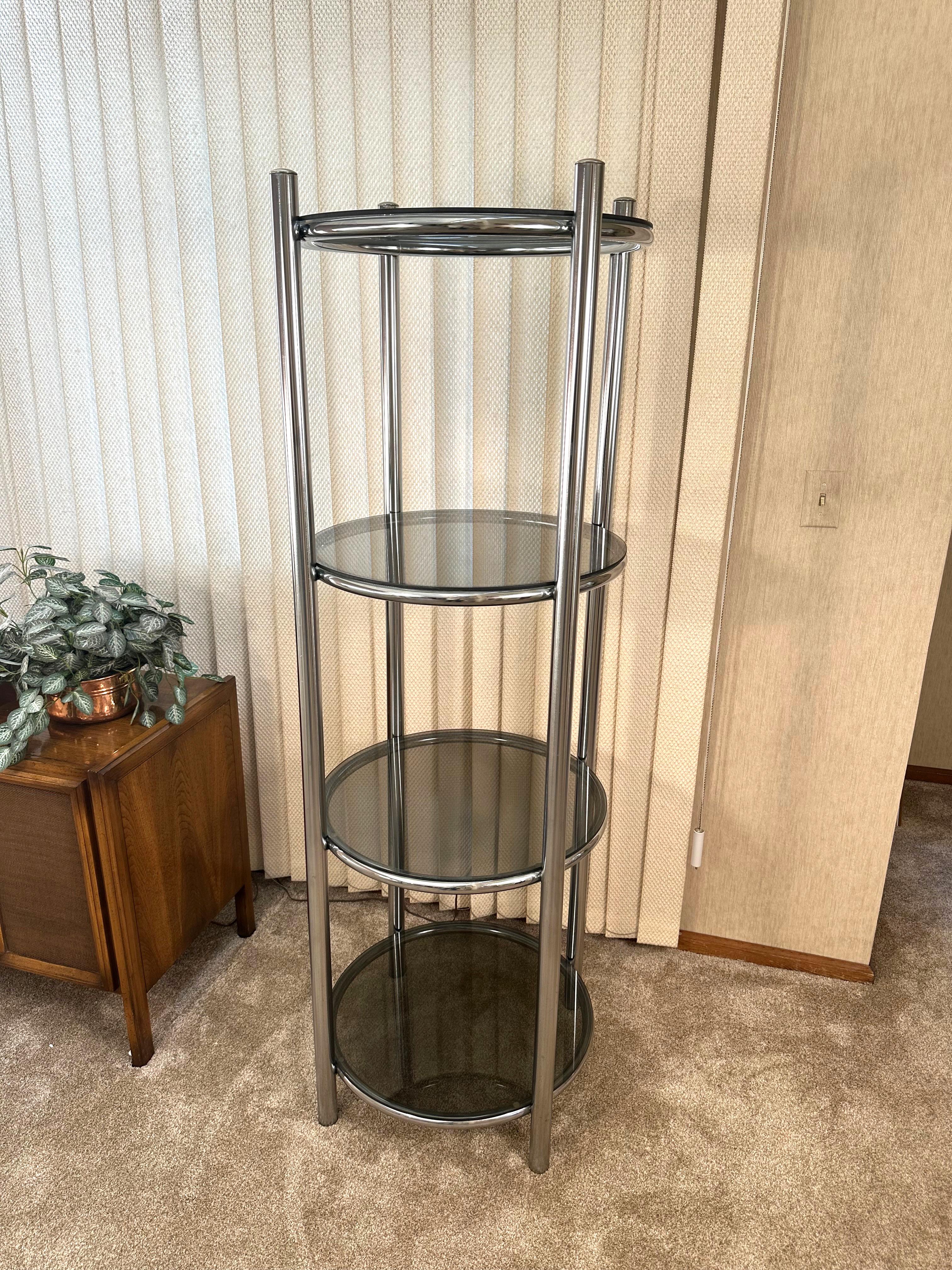 Un'alta étagère rotonda della fine del Mid-Century con ripiani in vetro leggermente affumicato. Fabbricante sconosciuto.

Il secondo ripiano ha un'altezza di 44,5
