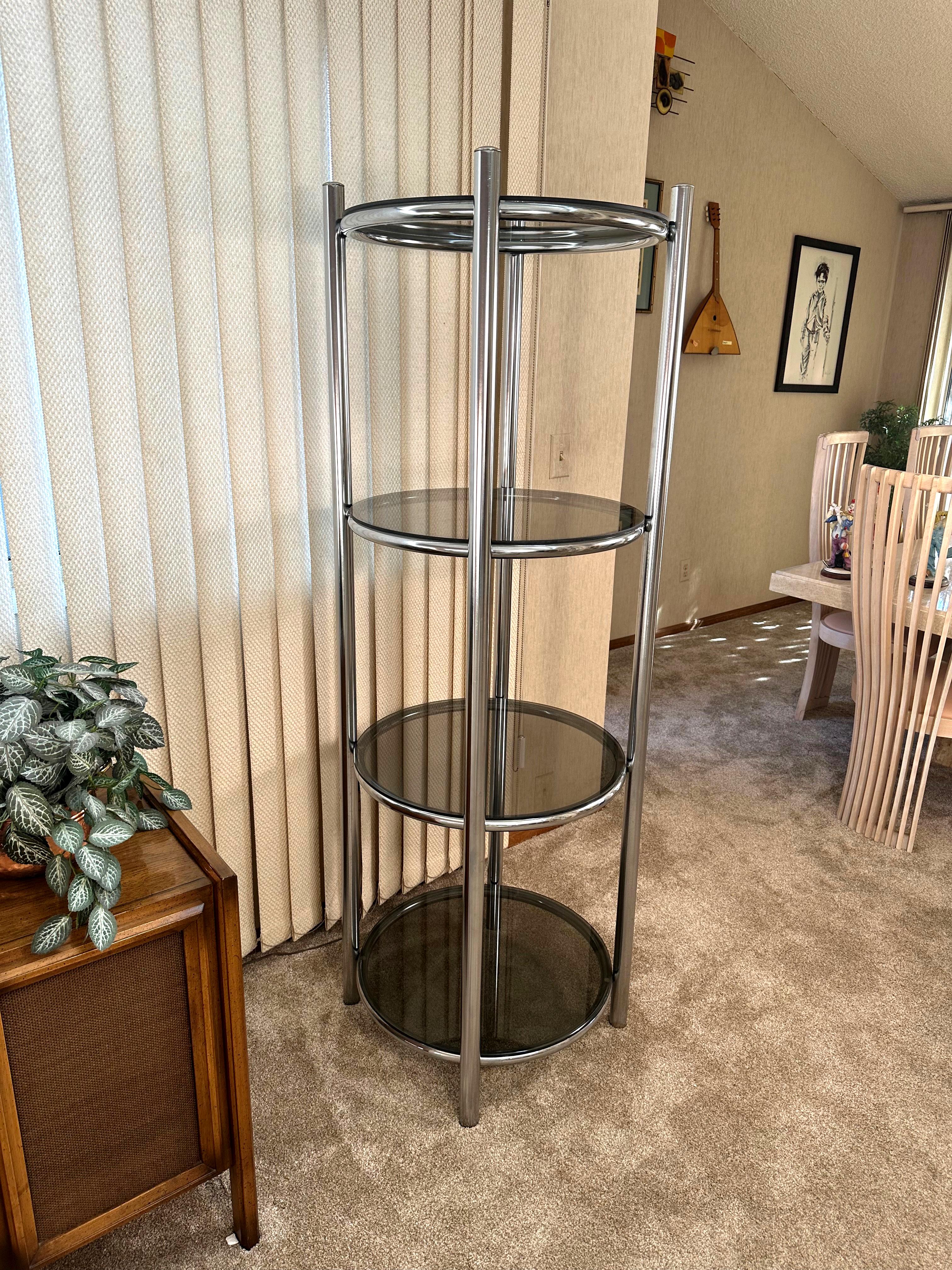 Mid-Century moderno Étagère rotonda cromata con ripiani in vetro fumé in vendita
