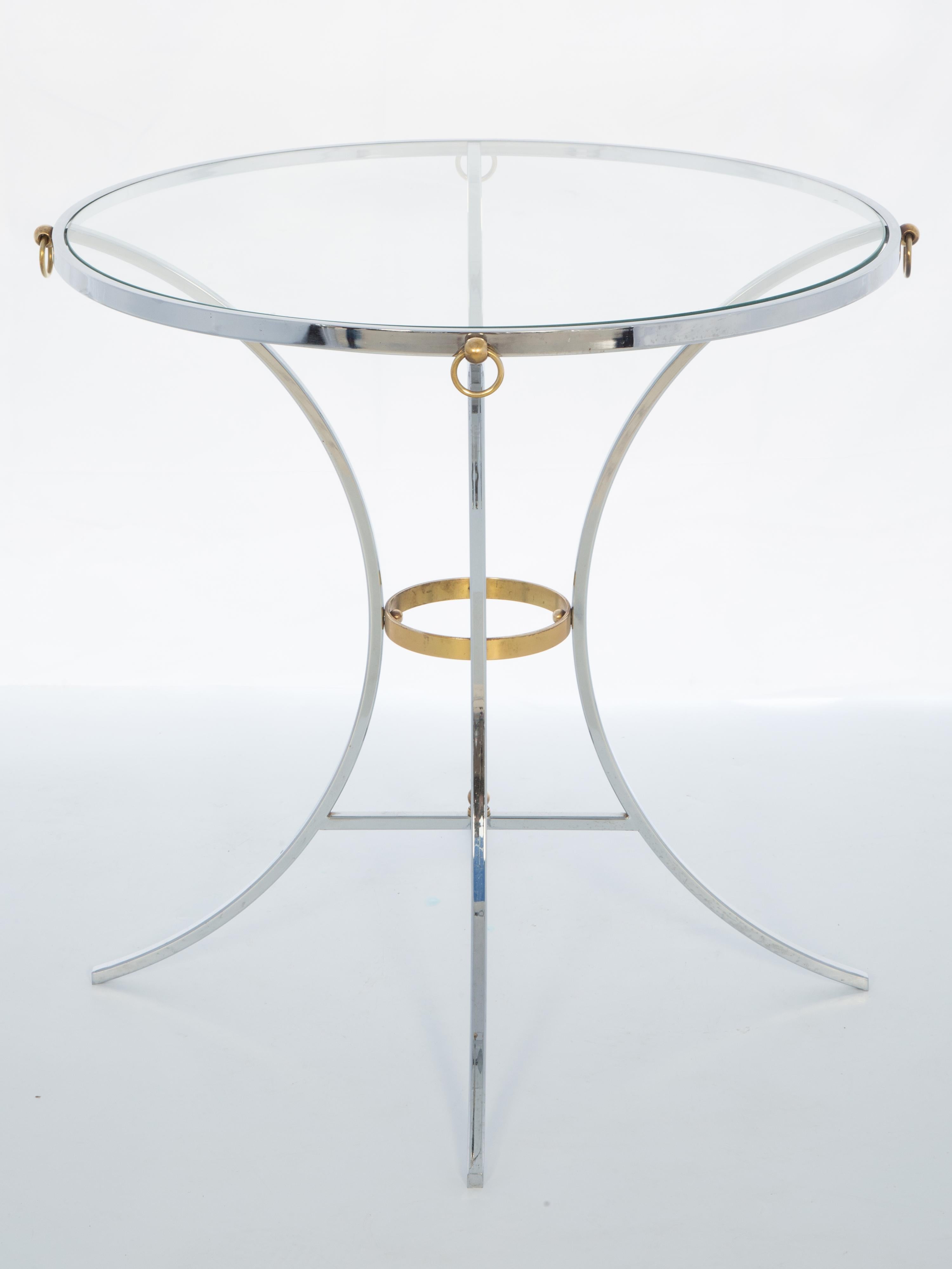 Hollywood Regency Gueridon rond en chrome avec accents en laiton et dessus en verre en vente