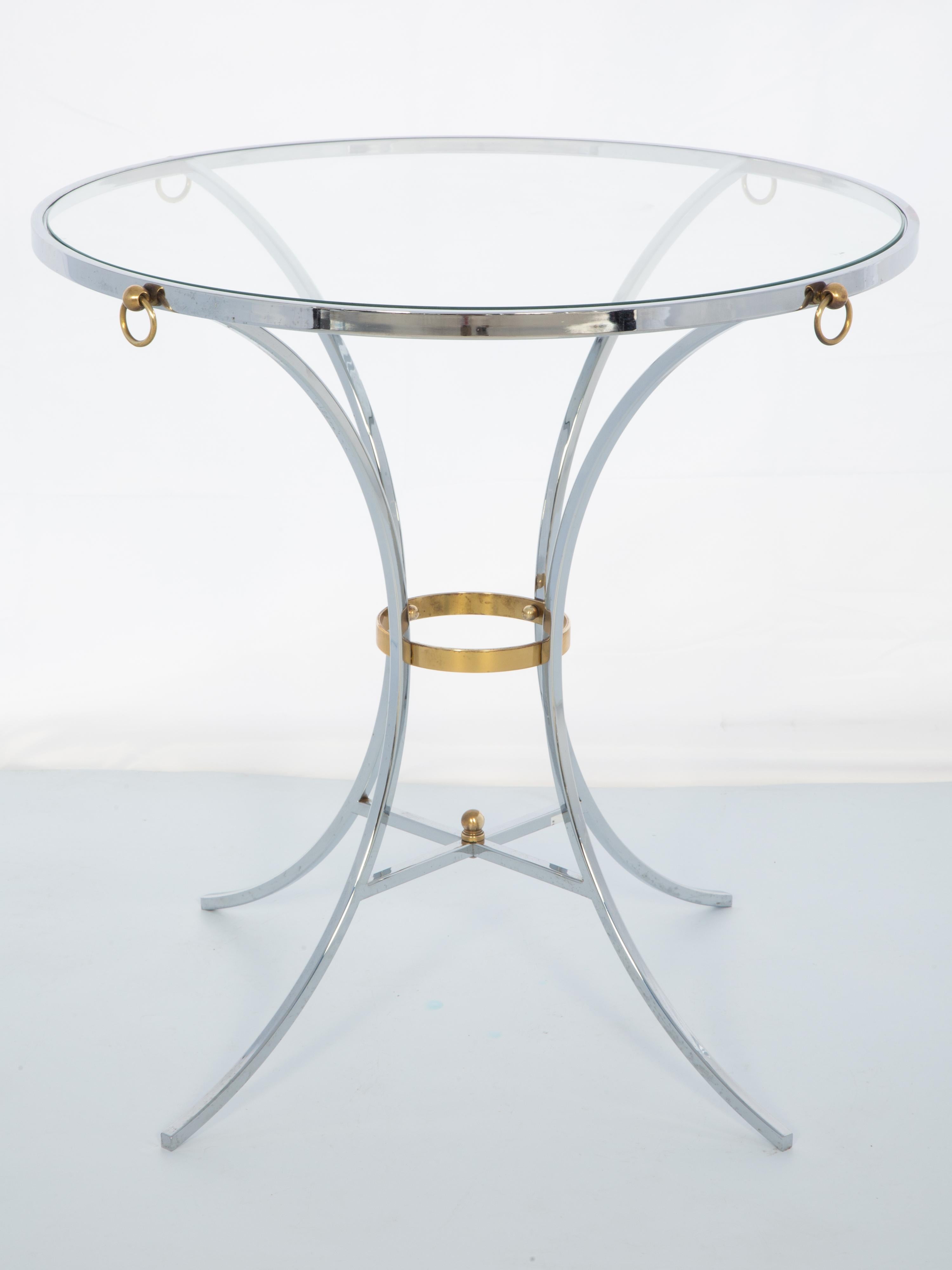 Poli Gueridon rond en chrome avec accents en laiton et dessus en verre en vente