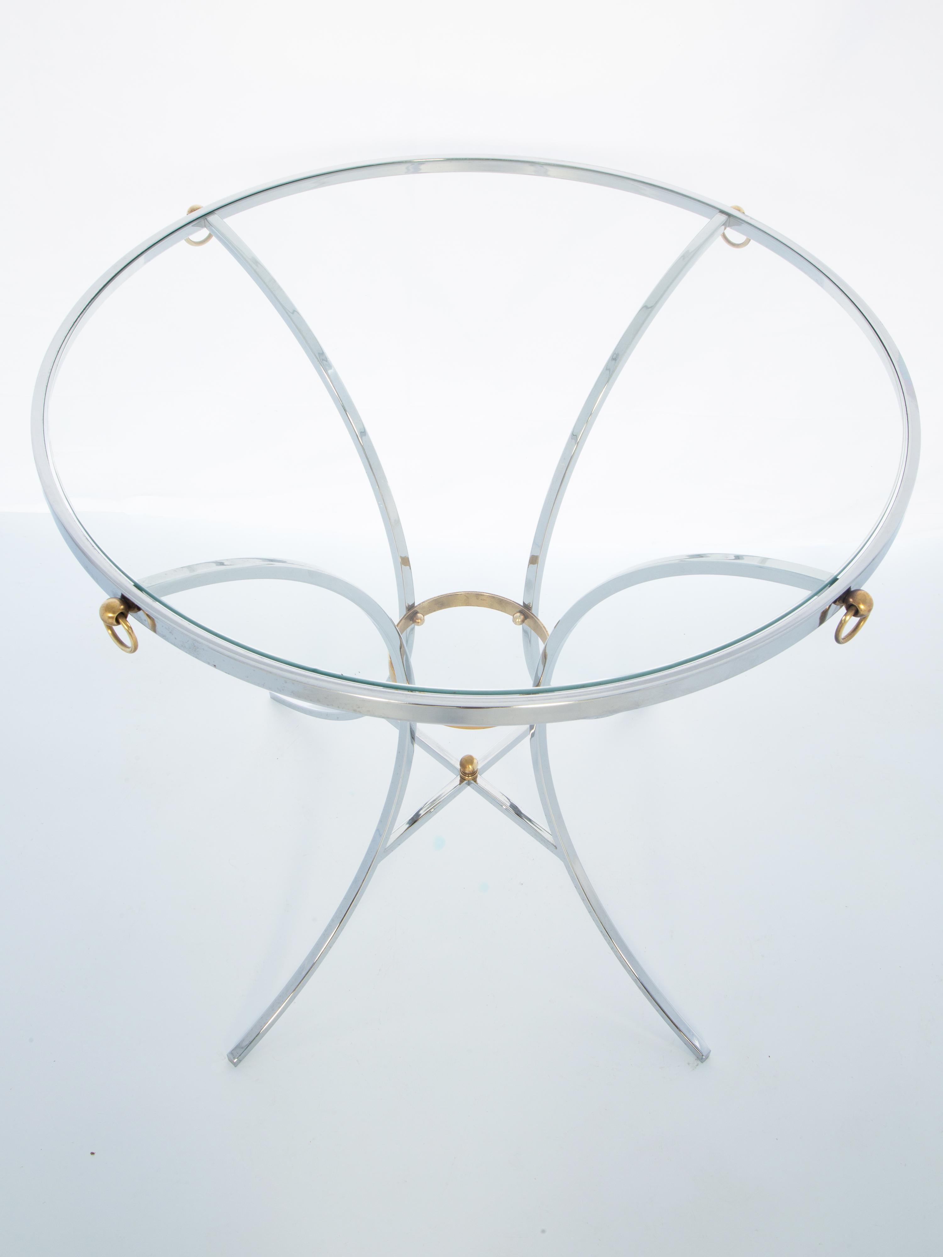 Gueridon rond en chrome avec accents en laiton et dessus en verre en vente 1