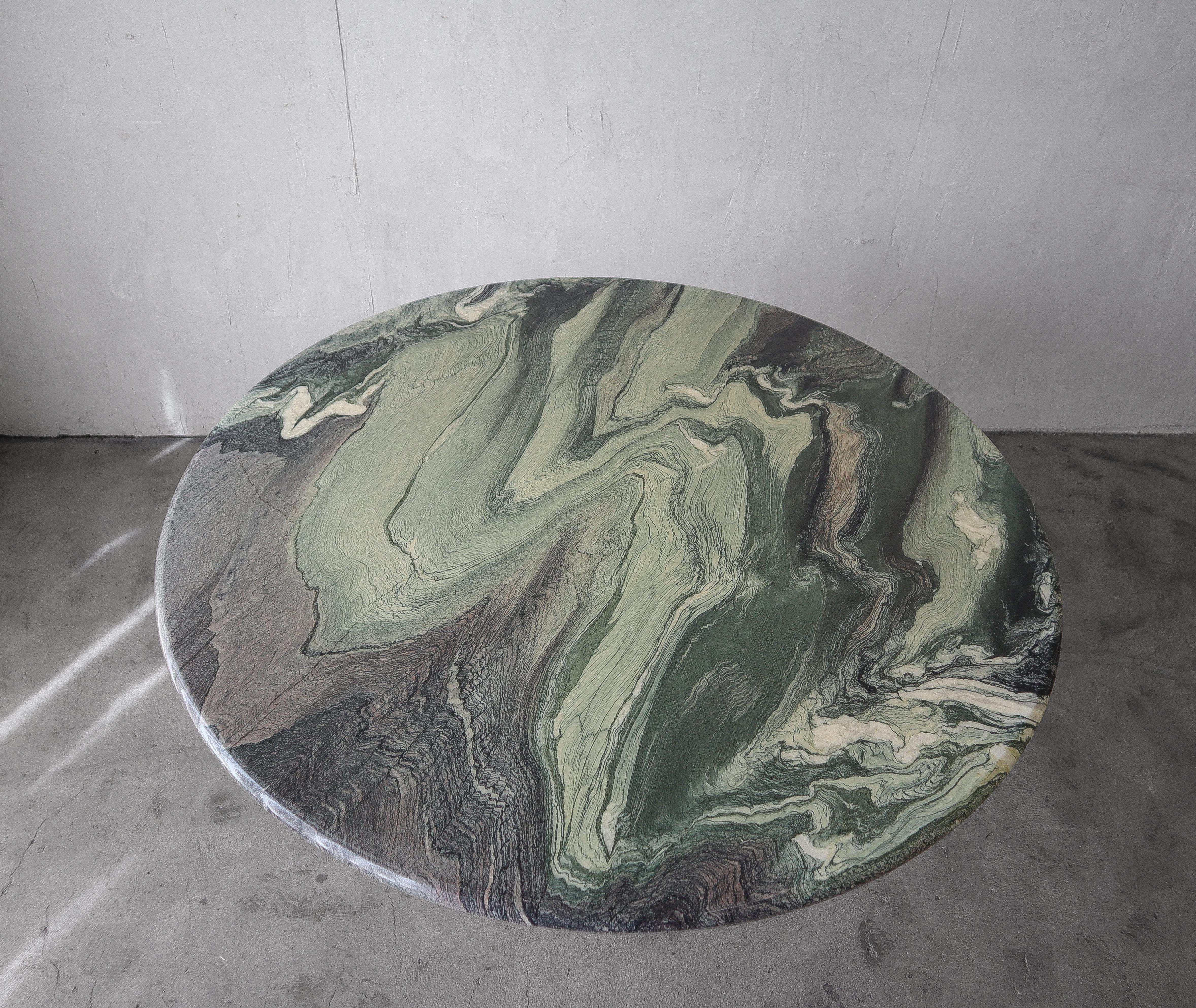 Round Cipollino Ondulato Swirled Marble Dining Table In Good Condition In Las Vegas, NV