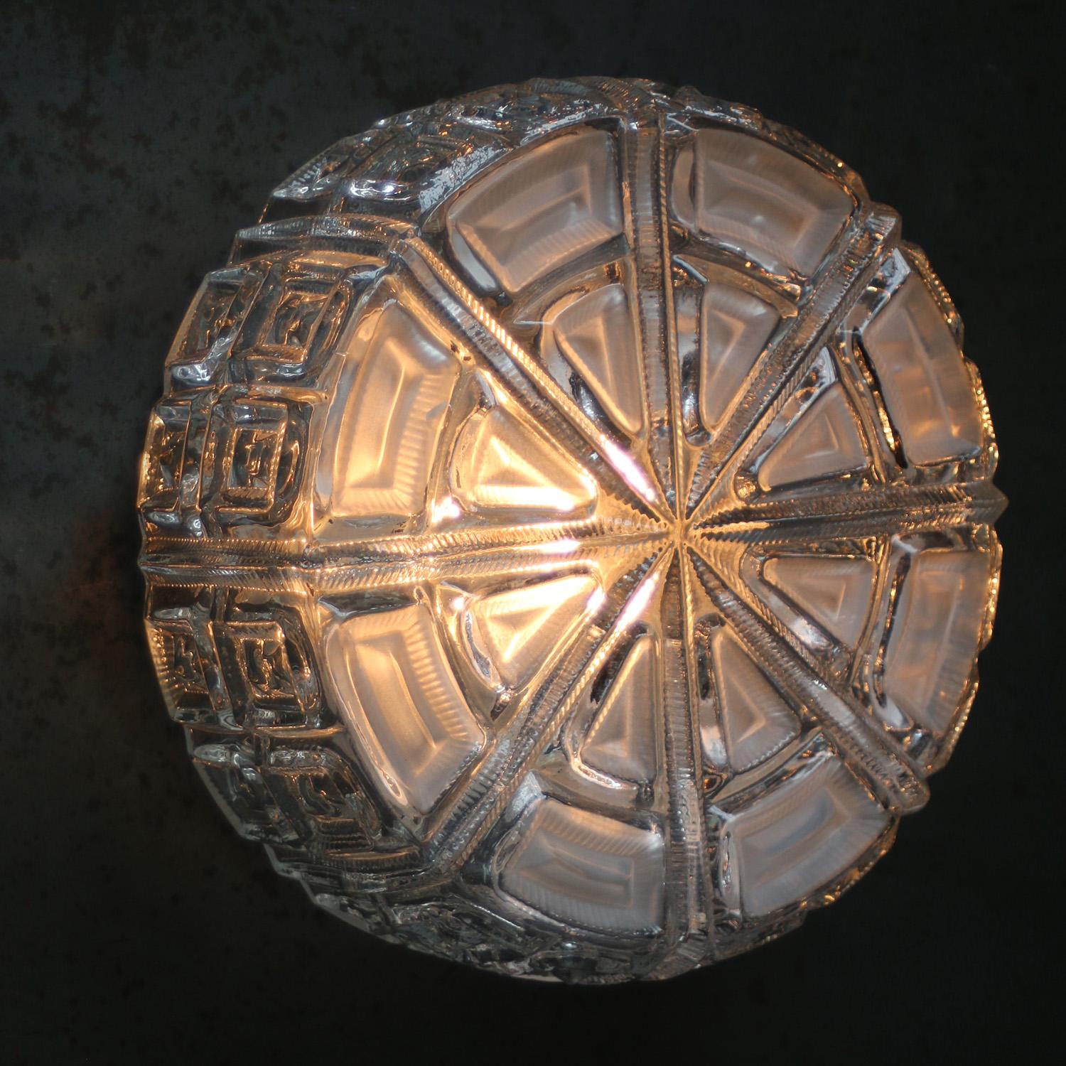 Mid-Century moderno Applique rotonde in vetro trasparente del Medioevo in vendita