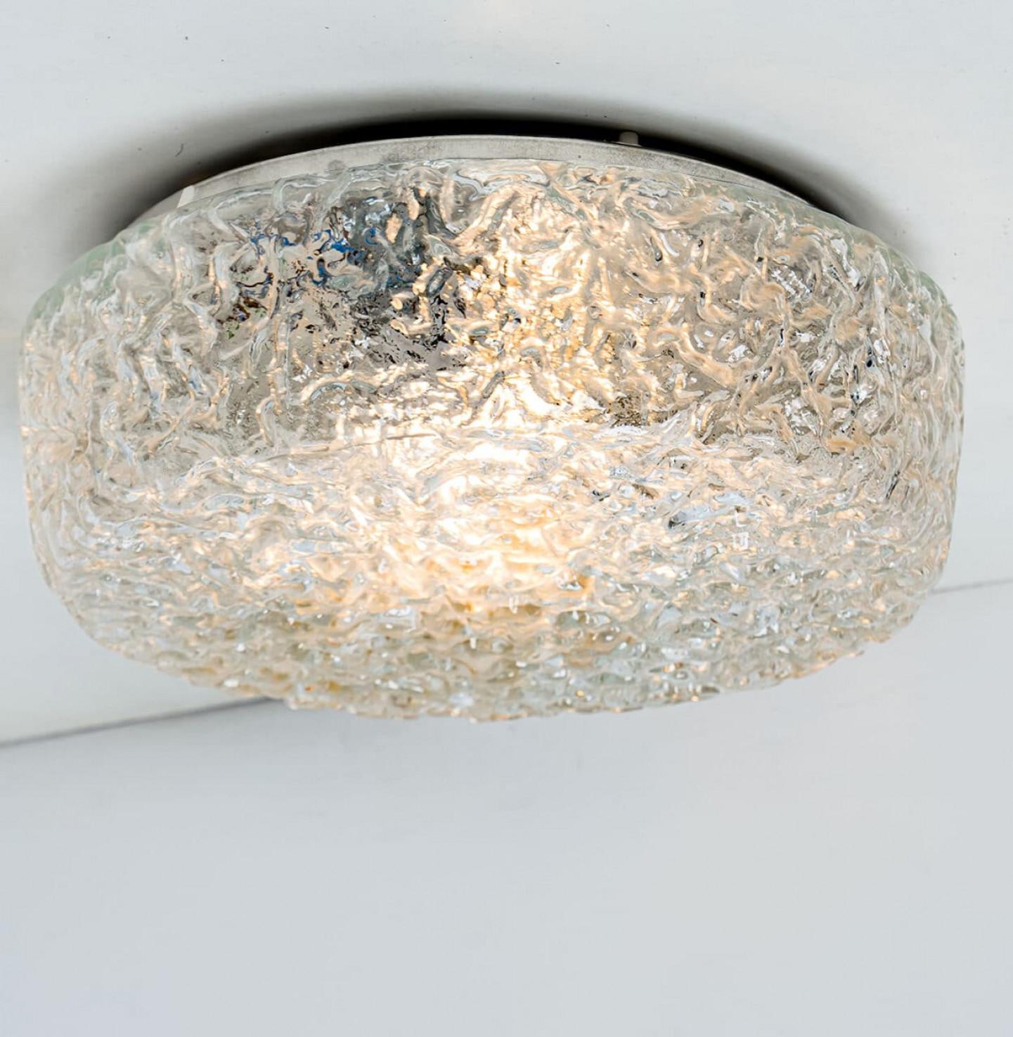 Aplique de cristal texturado de color claro diseñado al estilo de Glashütte Limburg hacia 1960-1970 en Europa, Alemania. El cristal de rica textura proporciona un brillo maravilloso. Hay disponibles varias luces de diseño similar, consulta el sitio