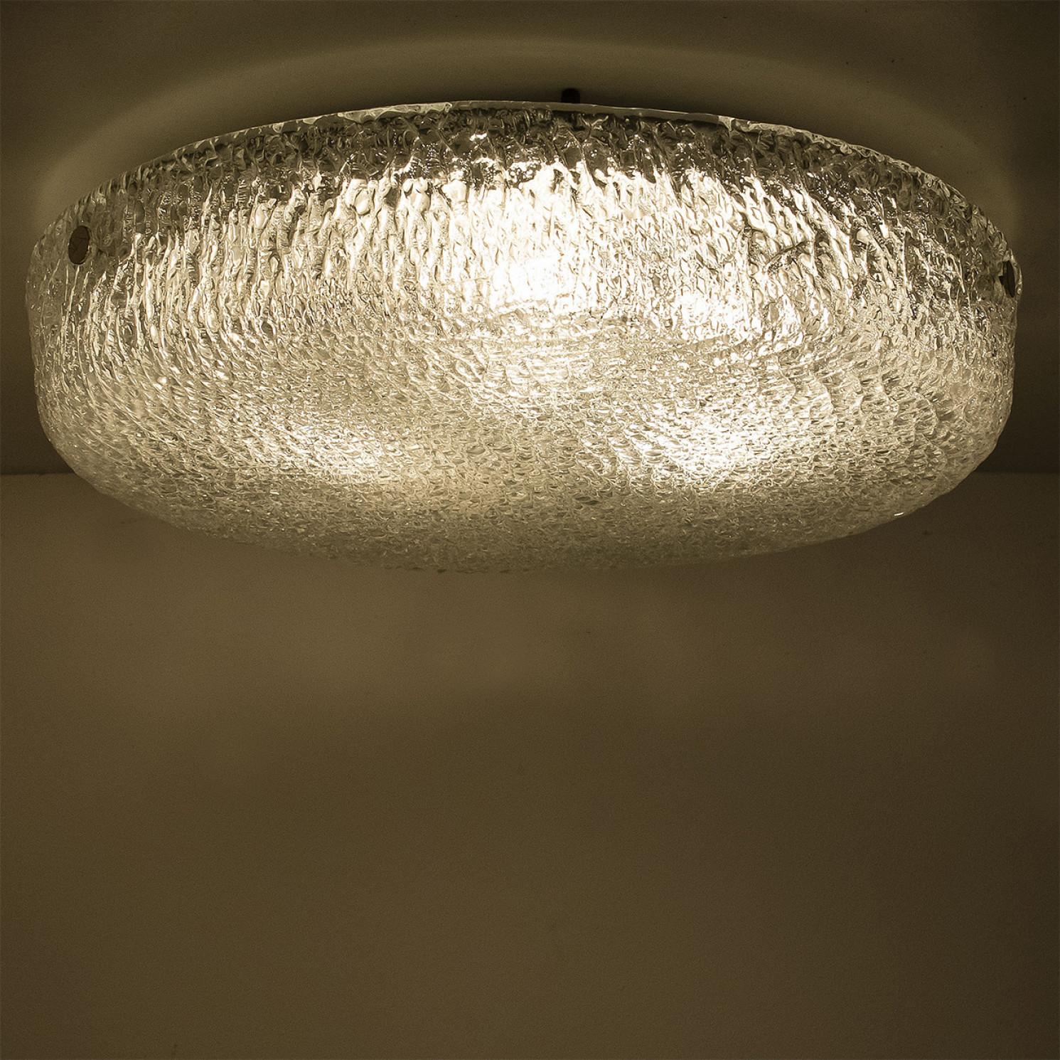 Aplique de cristal texturado de color claro diseñado por Glashütte Limburg hacia 1960-1970 en Europa, Alemania. El cristal burbujeado de rica textura proporciona un brillo maravilloso. Hay disponibles varias luces de diseño similar, consulta el
