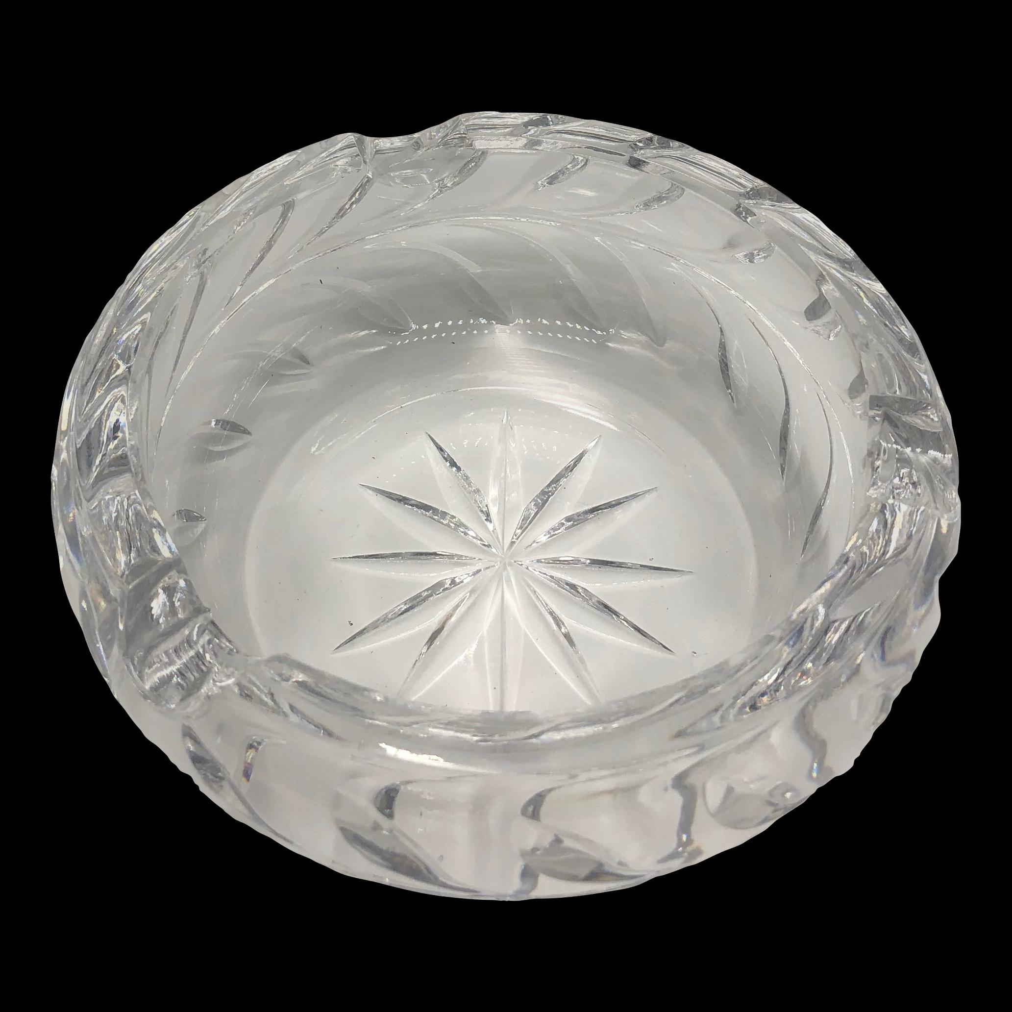 Round clear thick cut vintage crystal starburst glass ashtray In Good Condition For Sale In East Quogue, NY
