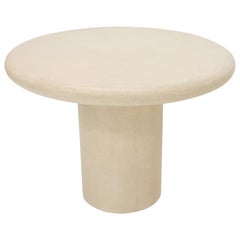 Table de jeu pour salle à manger ronde enveloppée de tissu sur base cylindrique