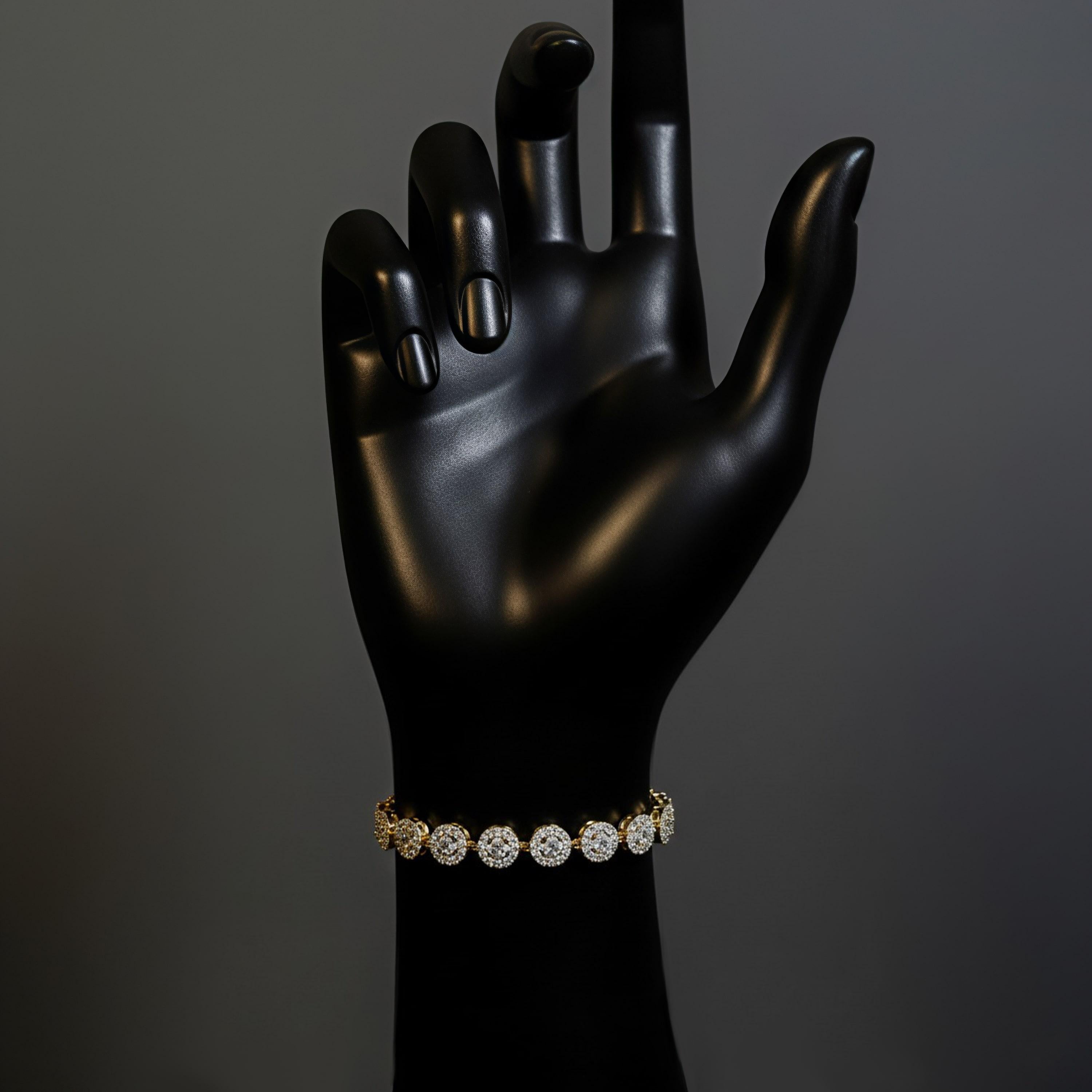 Diamante redondo en racimo Pulsera de oro amarillo de 14K (o 18K bajo pedido) Moderno en venta
