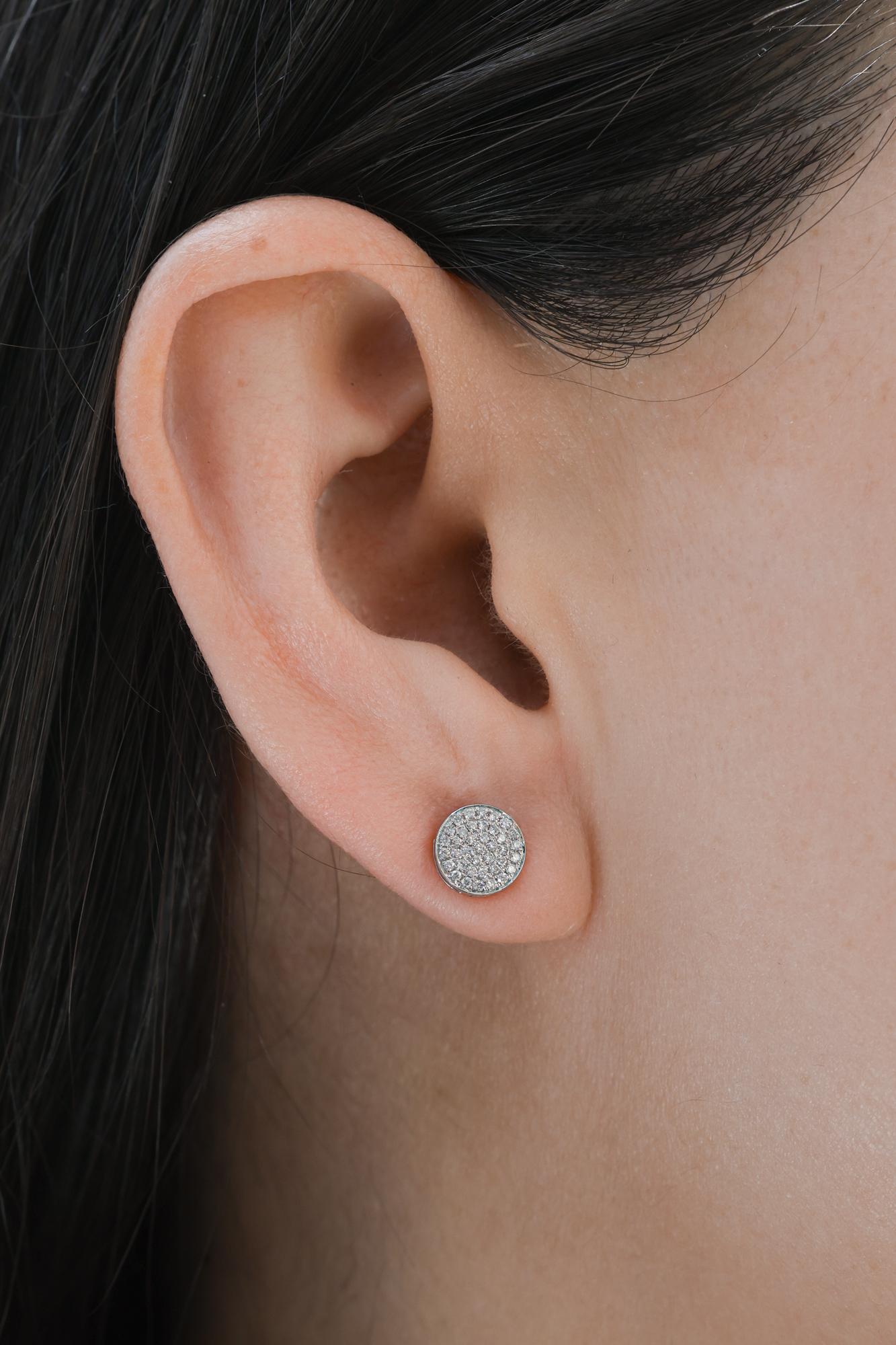 -Oro 18K 

-Disponibile in Whiting e Oro Rosa 

-Diamanti rotondi 

-0,33 carati. 

-Supporto a vite 