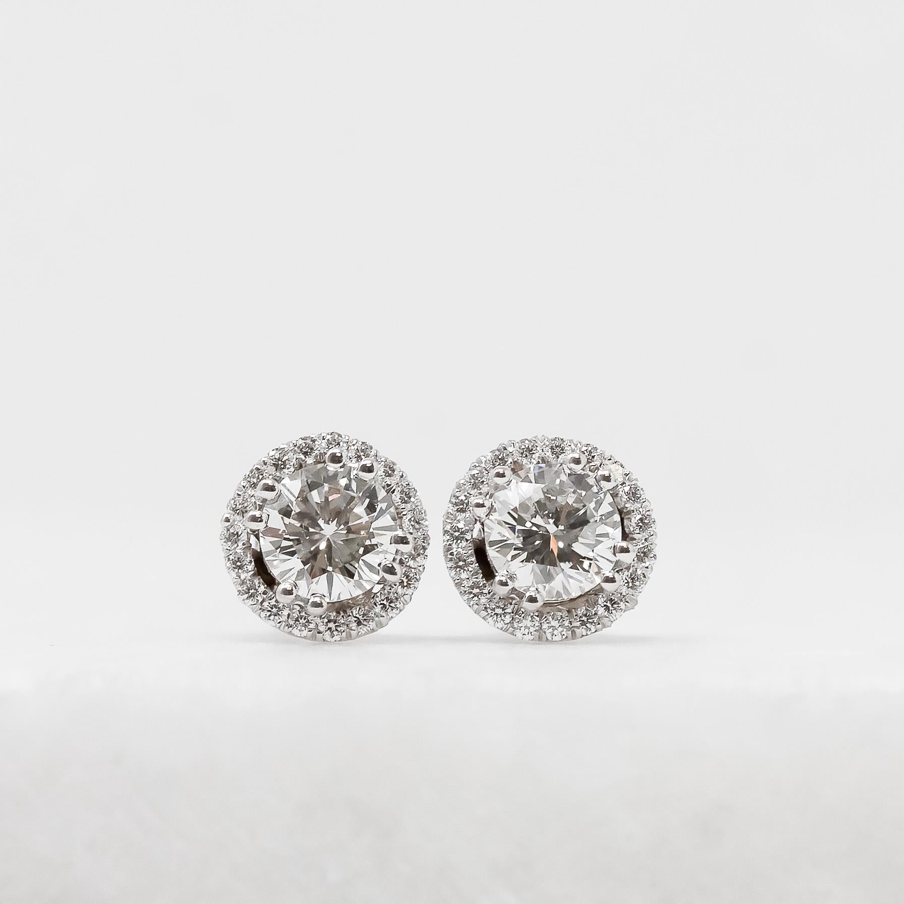 -Oro 18K 

-Disponibile in Whiting e Oro Rosa 

-Diamanti rotondi 

-0,33 carati. 

-Supporto a vite 