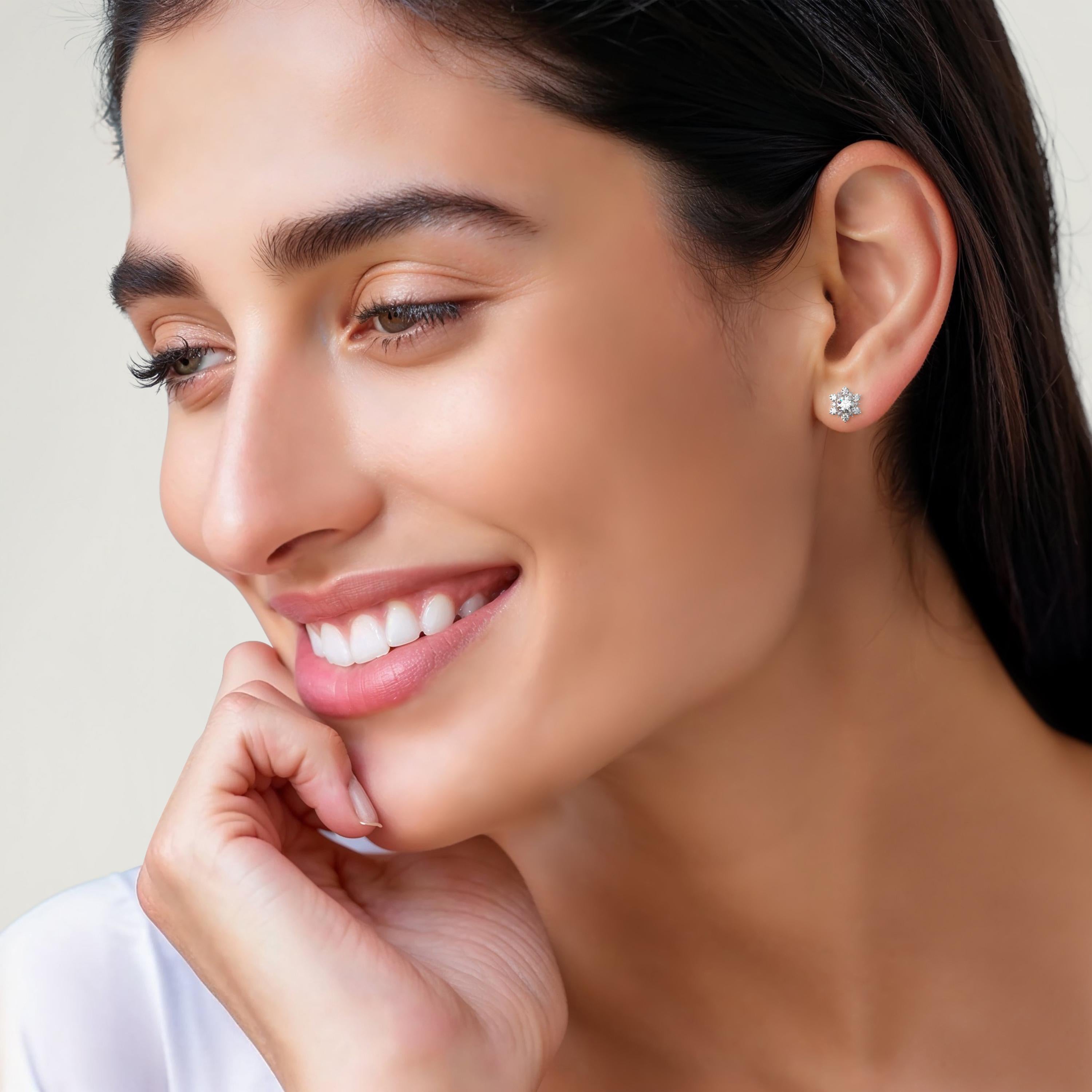 Rehaussez n'importe quel look avec l'éclat raffiné de nos clous d'oreilles en diamant naturel de 0,66 CT Round Cluster. Ces boucles d'oreilles exquises présentent une grappe florale de diamants naturels, chacun étant méticuleusement maintenu dans un