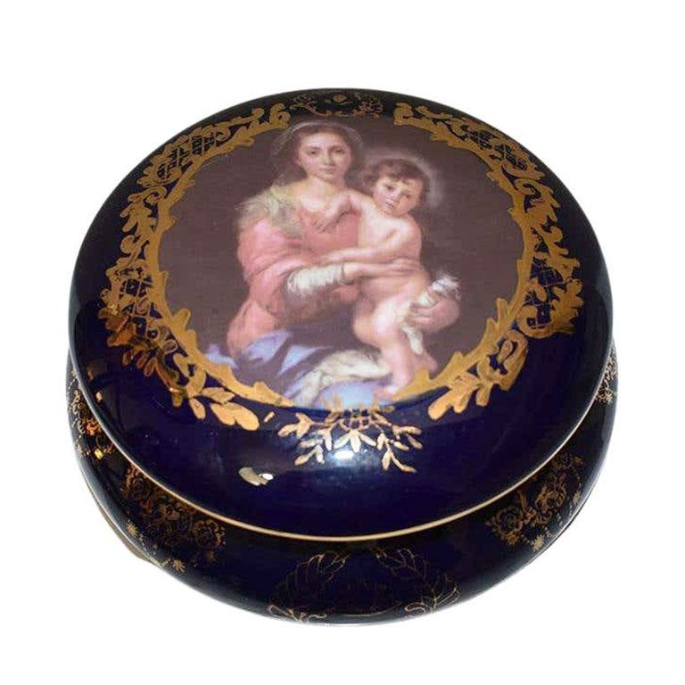 Chinois Boîte à bijoux ronde à charnière Madonna and Child en bleu cobalt de Limoges China en vente