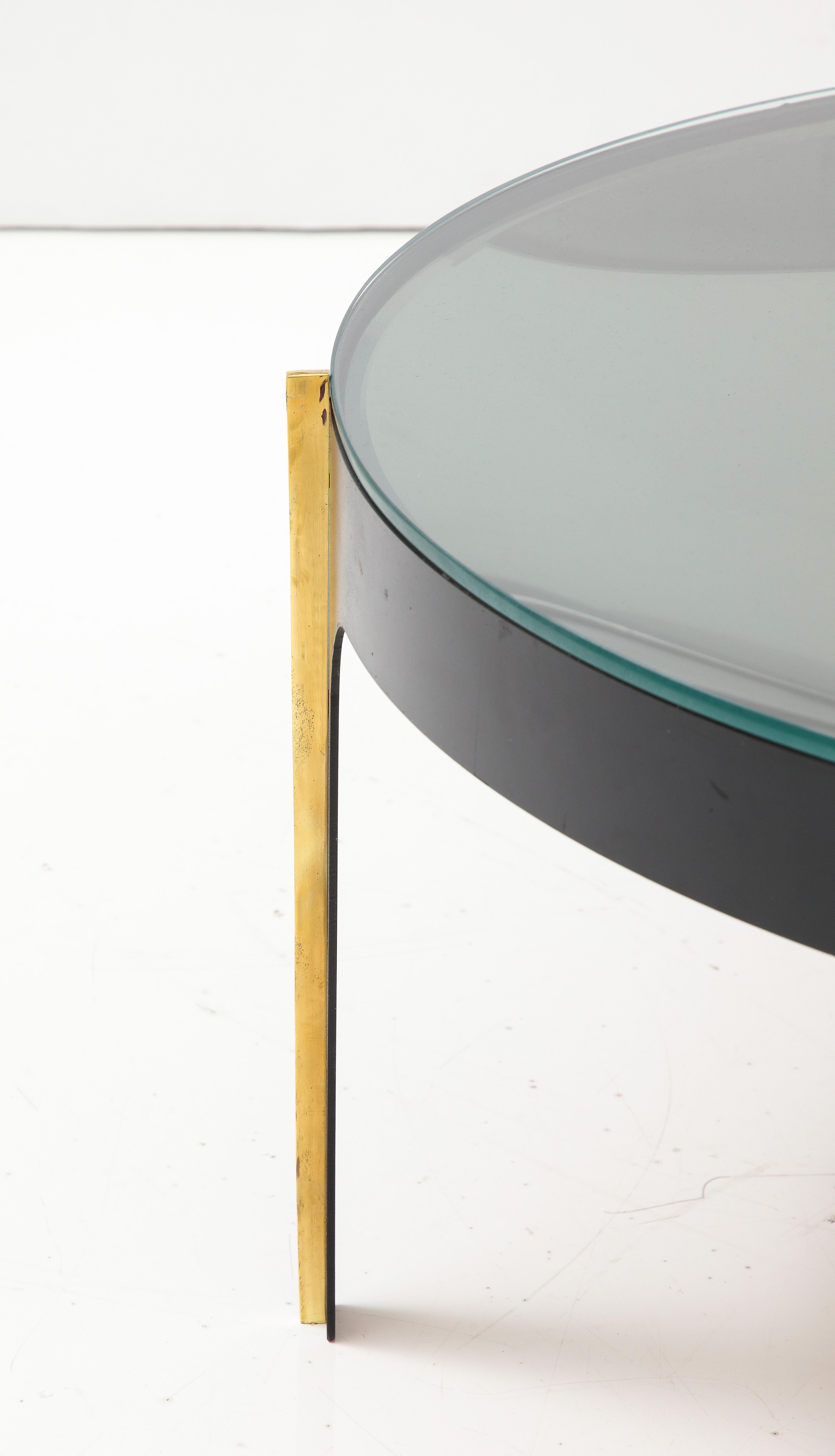 Round Cocktail Table in Black Enameled Metal, Brass and Green Grey Optical Glass For Sale 1
