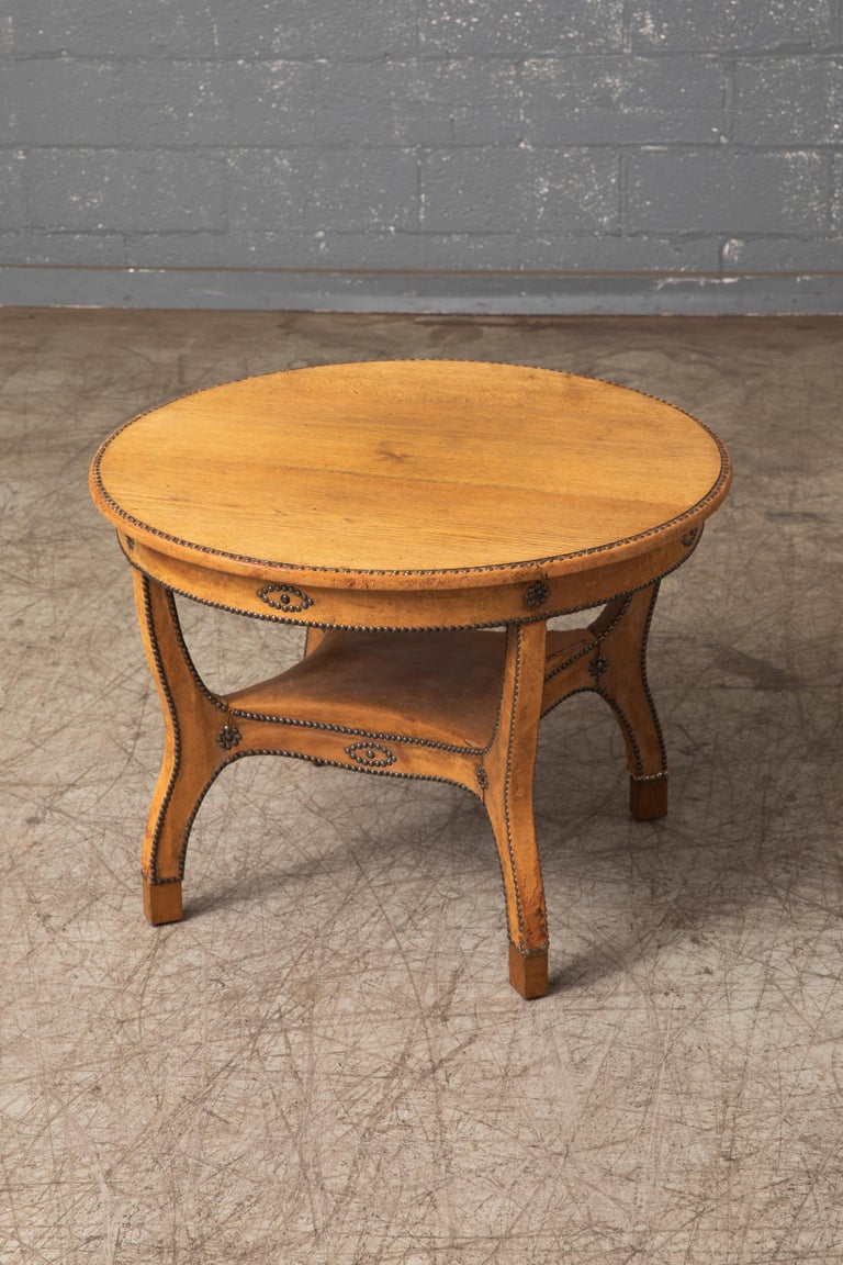 Mid-Century Modern Round Cocktail Table in Oak and Leather by Otto Schulz For Sale